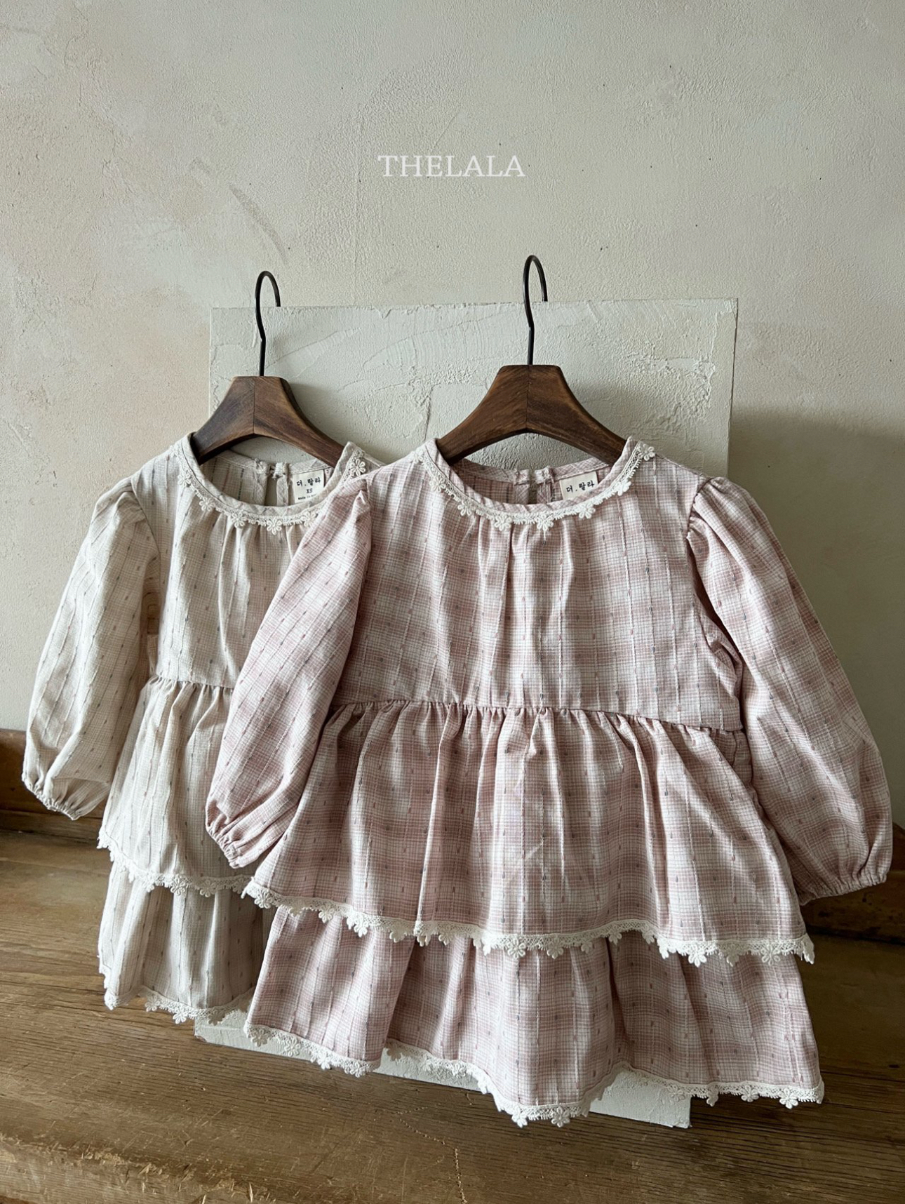 🌸預訂 韓國直送🌸🇰🇷THELALA兩色蕾絲花邊層疊荷葉邊格紋長袖連身裙