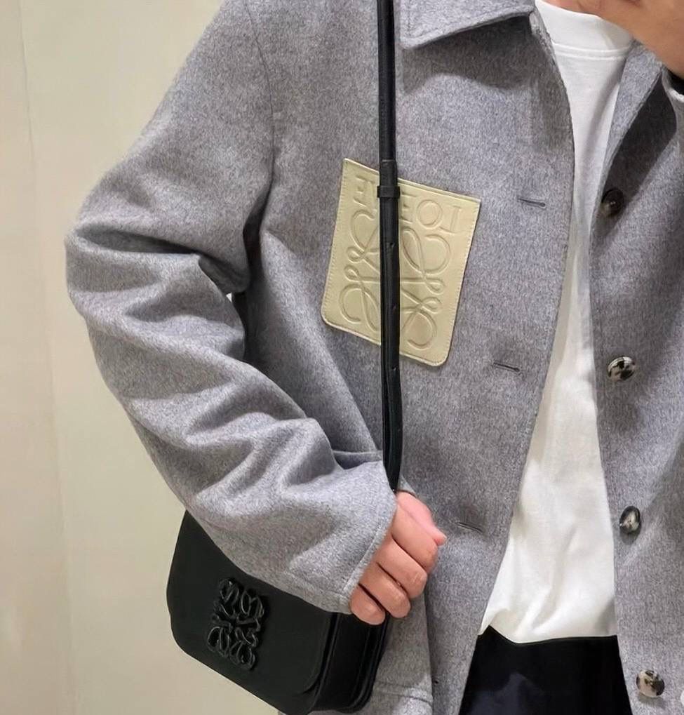 🎈单色釉𝘎𝘰𝘺𝘢*缎面皮 —【黑色到货✅】 尺寸：𝟏𝟗-𝟔-𝟏𝟑.𝟓𝐜𝐦 编码：262123 【配全套礼盒】 ✅汲取古代单色釉瓷器色彩灵感，全新打造𝘓𝘰𝘸𝘦*单色釉系列。该款采用缎面丝绸牛皮搭配内里纳帕羊皮，手感丝滑细腻。正面立体膨胀𝘈𝘯𝘨𝘳𝘢𝘮 𝘓𝘰𝘨𝘰设计搭配陶瓷小兔子挂饰，堪称时尚界的艺术品。 ✅磁扣开合，内部3个隔层设计，以及按扣和背面小侧袋，收纳方便➕安全感满分，能装，好搭。