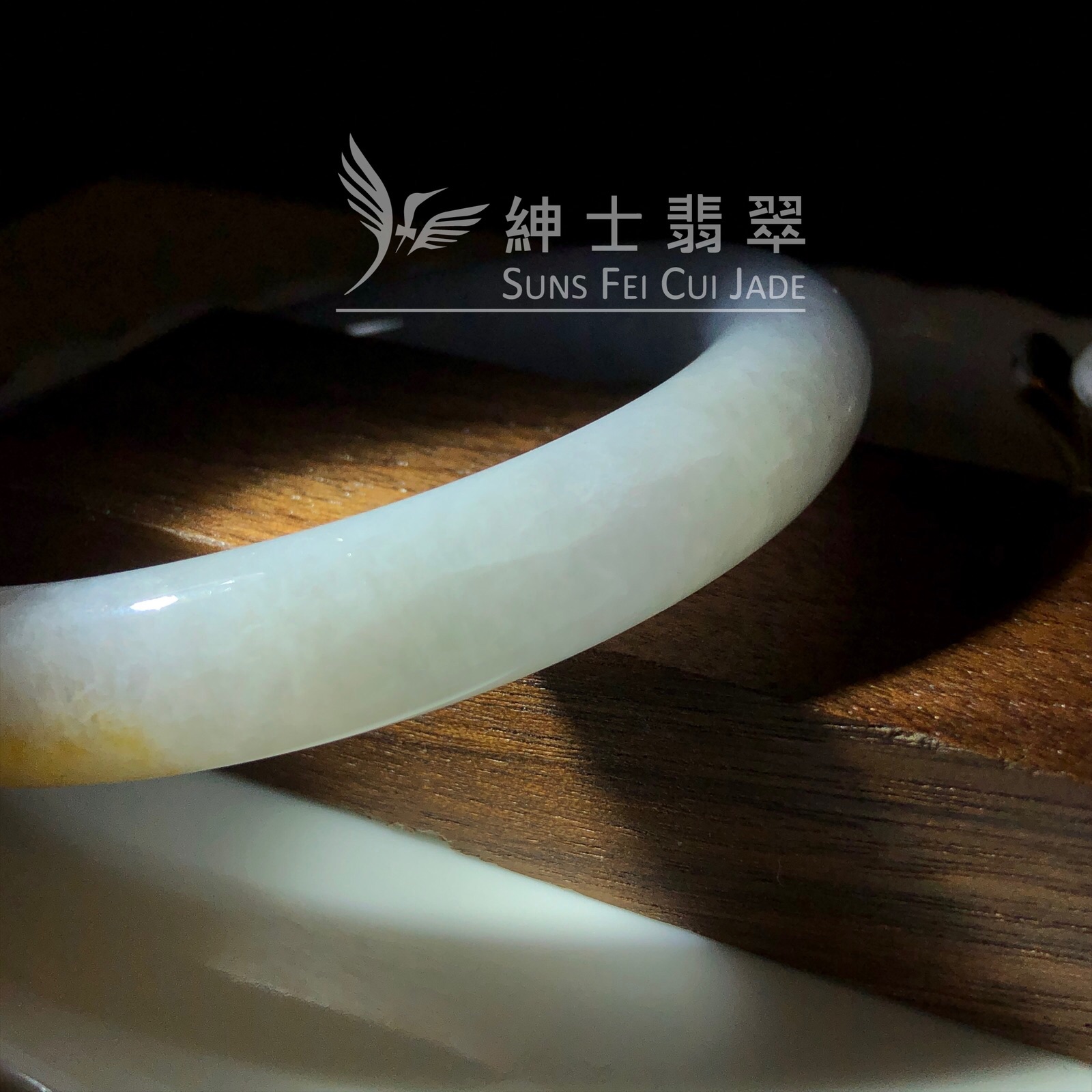 C05968 木那姐堆帶翡色圓鐲56.6mm