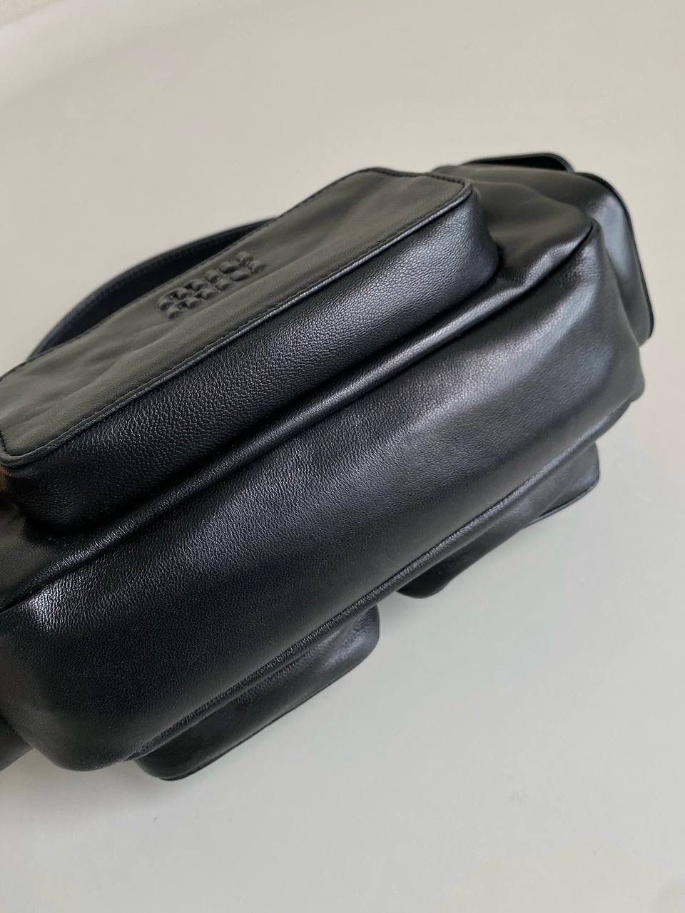 🈶黑色 𝗠𝗶𝘂𝗠𝗶𝘂机车口袋腋下包 不会还不知道吧？火出天际了姐妹们 难买程度不亚于保值系列，夸大了说哈哈 甜中带酷的叛逆街头感，一改往日的嗲味 上身辣妹机车风太帅了！飒倒一大片 小羊皮质感细腻柔软，但包型很立挺 多个口袋大小不一，就像分纳区 即有装饰元素又实用的宝藏单品啊 个性不羁真的很爱，请焊在身上好吗？！ 21×12×6cm，#F0005m