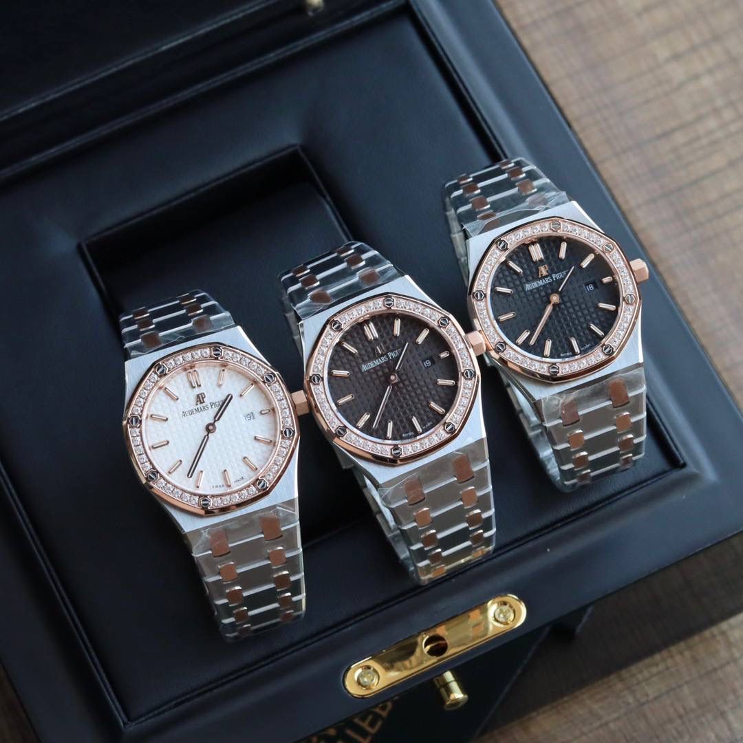 🚀原单AUDEMARS PIGUET爱彼 皇家橡树系列67女士石英腕表 独家原版拆解开模 所有配件均可原版互换使用，搭载原装瑞士F04111石英机芯。走时精准！全程CNC打磨，多次校对调整版型，棱角分明。表壳直径33MM,多边形状表圈与表壳精密相合，表圈以六边形螺丝栓固定在表壳上（圈口镶嵌精美施华洛世奇钻，璀璨夺目）表带链节精致规整，链节经过上百次细致的打磨处理，呈现出完美的纹理。折叠式表扣开合简单，佩戴方便。腕表表耳处呈弯折状，可以保证腕表与腕部更加贴合。表盘镌刻“Grande Tapisserie”大方格纹装饰，搭配荧光立体时标和皇家橡树指针，宽大的指针和时标让读时简单清晰。三点位置日期显示窗口，以阿拉伯数字显示。腕表为密闭表底，表底上镌刻皇家橡树系列的英文名称“Royal Oak”字样✨🔥