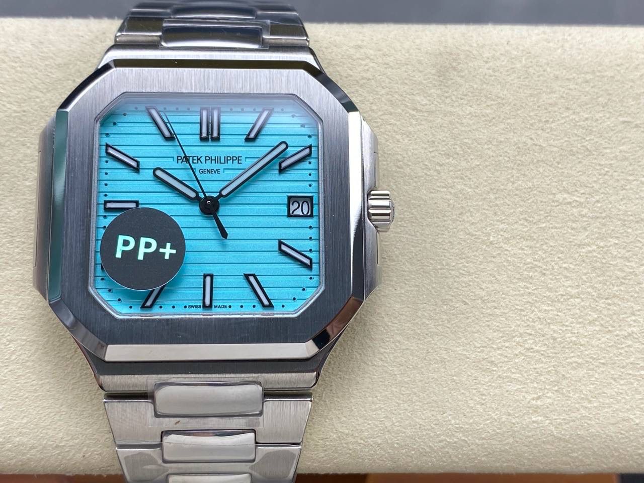 百达翡丽 方形 新系列CUBITUS 5821腕表 亮点特色：1️⃣机芯:搭载定制9015改Cal.26-330 SC一体机，调时不停秒，调时不停秒，摆轮位置均与正品一致，自动上链机芯。2️⃣钢带:316L定制级人体工程学表带，新扣款式。3️⃣表壳:尺寸45毫米厚度仅8.3mm，为表壳对角线长度(即10点位至4点位),因为表壳近似于方形，上下边的宽度会小于这一数值，所以视觉效果并不是很大。 搭配上，5821属于运动风格腕表，日常搭配正装和休闲风格也可以。