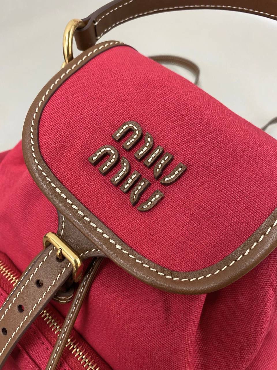 🈶帆布红，小号 𝐌𝐢𝐮𝐌𝐢𝐮 双肩包 喔噻！缪缪终于出双肩包了！ 超级经典的款，配色也是无敌了 多个口袋设计非常复古学院风，青春洋溢！ 五金质感超绝，带有微微做旧的复古磨砂感 这种材质耐用度极高 帆布版俩个颜色都好看！正红色，越看越爱是最最最推荐的 ！ 总的来说夏天就是要拿个亮色的出游 轻便实用 小号：18×22×11.5cm #F0060m 大号：25x29x12.5cm