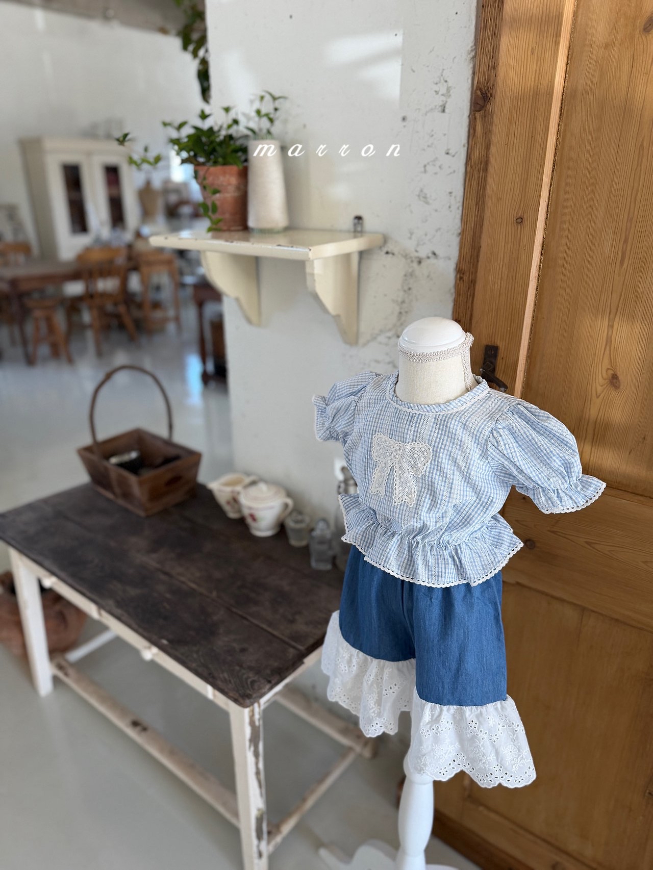 ☀️預訂 韓國直送☀️🇰🇷Marron兩色蕾絲絲帶貼花花邊格紋泡泡袖上衣