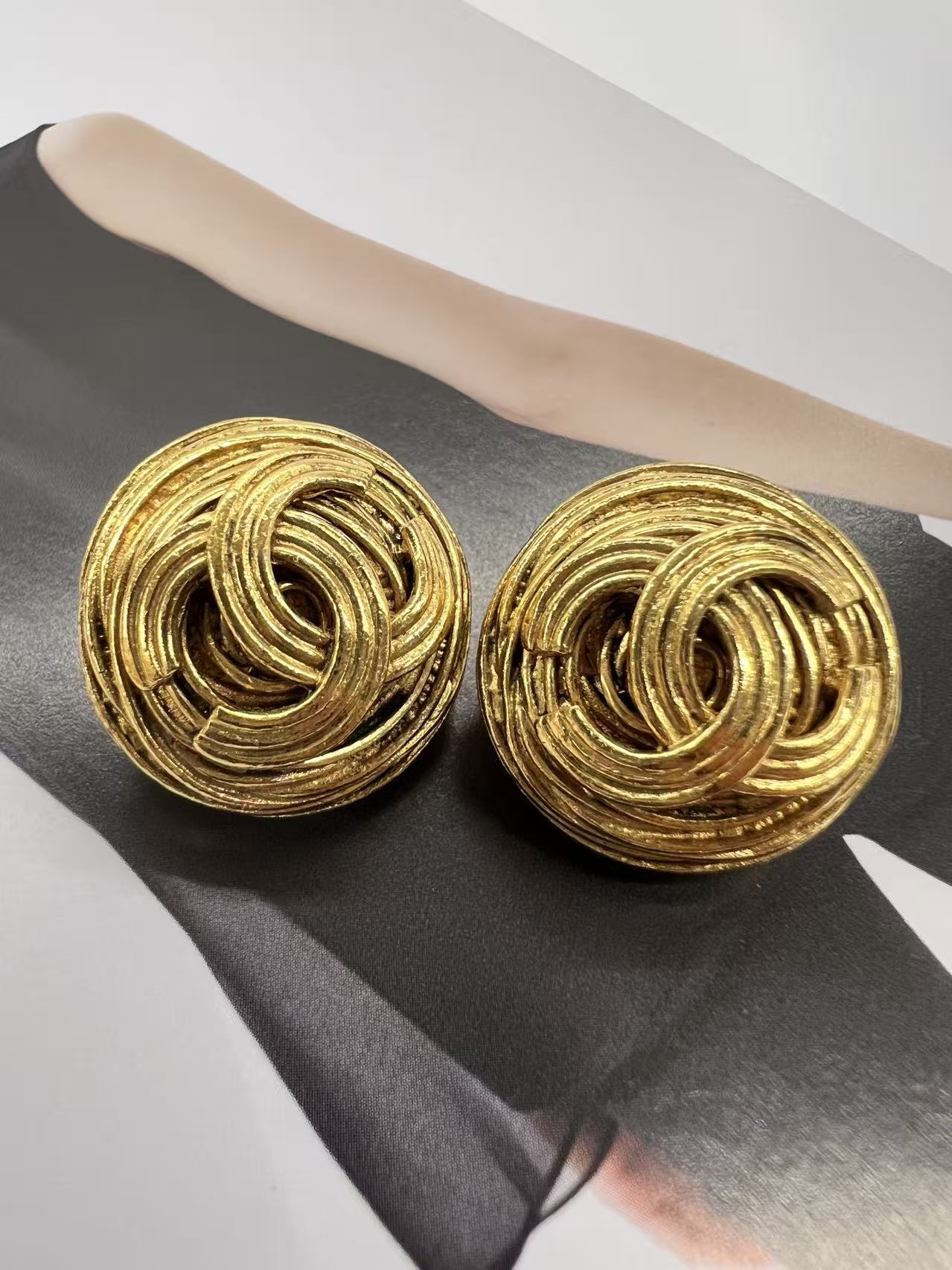 Chanel 復古經典Logo金色耳飾