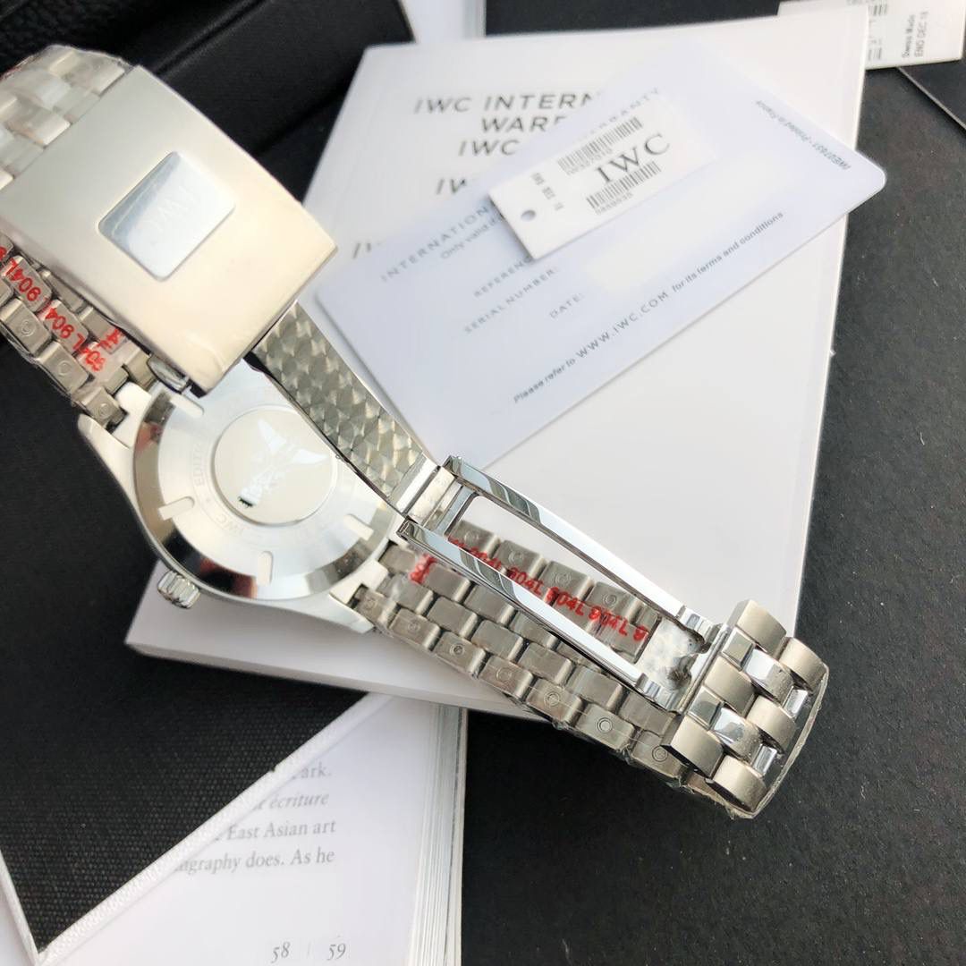 硬货首发，市场独家！IW3270156 。316L精钢材质，非凡工艺，让小厂知难而退！万国飞行员马克十八传承腕表，采用原装瑞士ETA王牌机芯，40mm表径，全数字刻度超强夜光，双面防反光凸状蓝宝石玻璃表镜。原版1比1开模钢带，在很多细节的把控上都已达到行业顶级，且多项可为标杆，整表细节一丝不苟。 原装价格4W多，一般人均可轻松驾驭，此款万国飞行员腕表视为万国经典款型，任何场景着装均适合佩戴，可谓百搭神器。全套包装出货