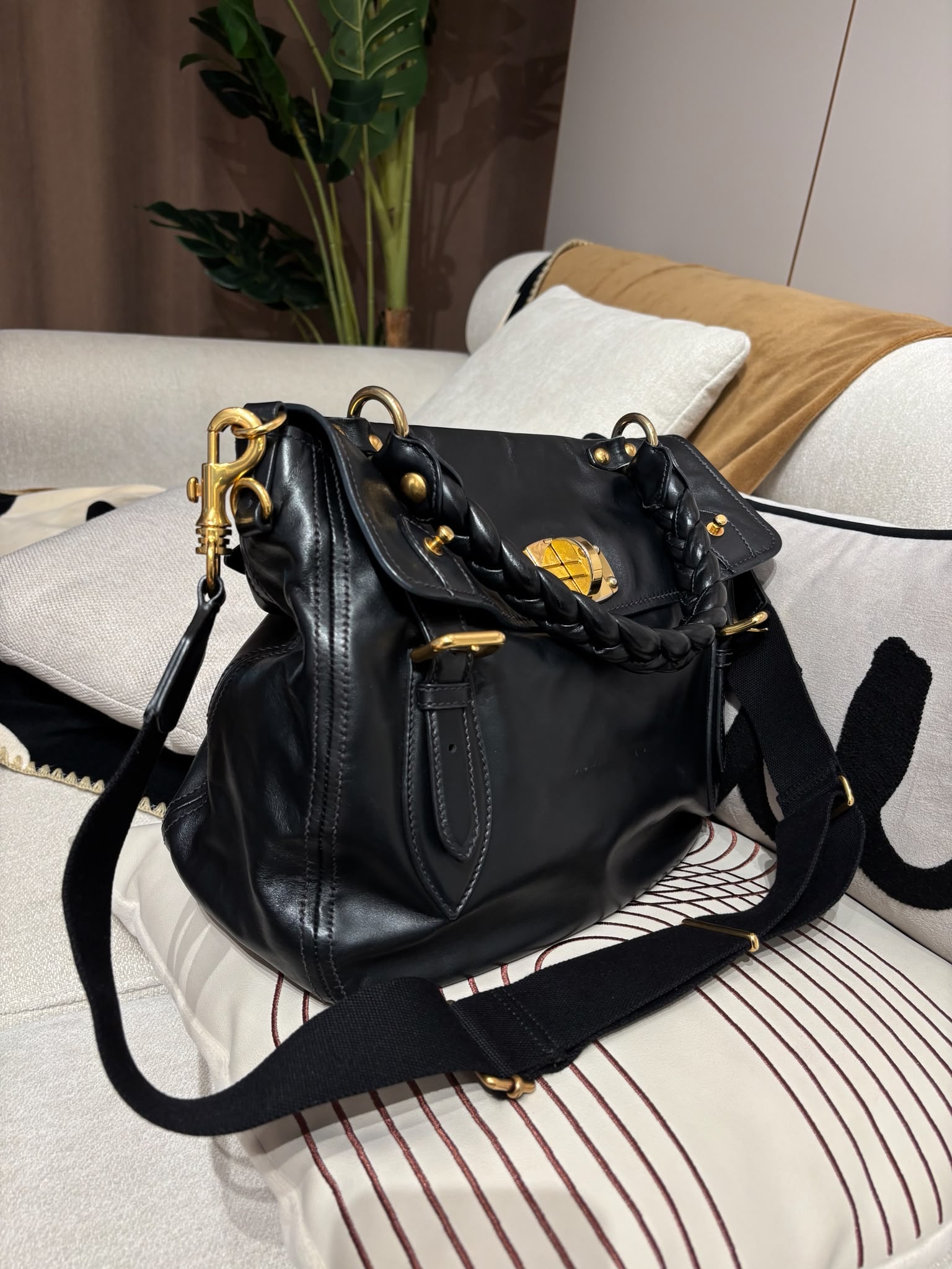 Miu miu calfskin 2way bag 黑金 100%Authentic, 95%new