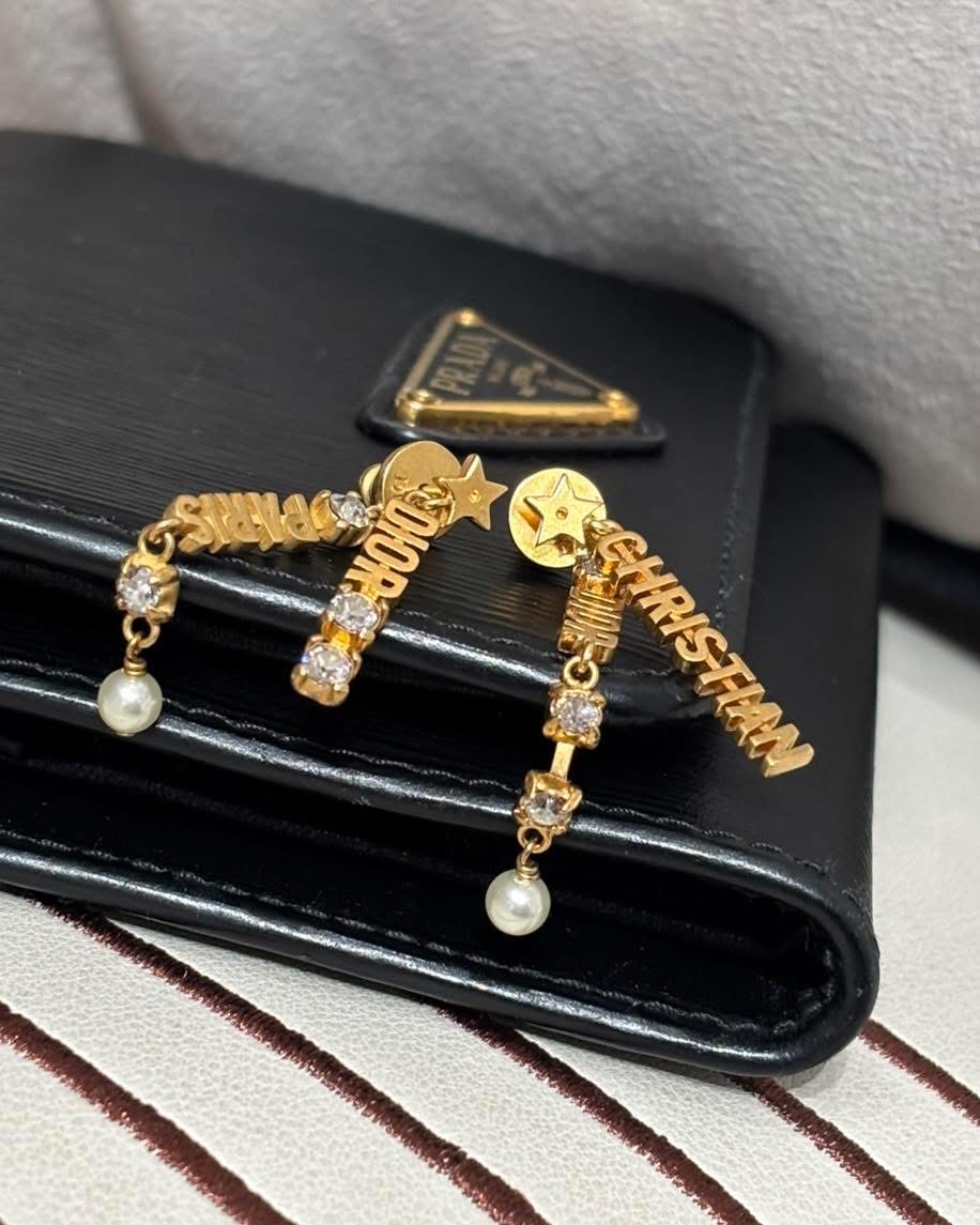 Dior earrings  100%Authentic, 98%New ✅dust bag 