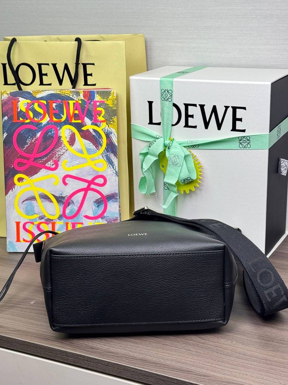 🎈全新小号𝐂𝐮𝐛𝐢鹿皮/提花肩带❤️ 尺寸：𝟐𝟗.𝟓-𝟏𝟎.𝟓-𝟐𝟐𝐜𝐦 编码：062138 全新小号𝐂𝐮𝐛𝐢手袋👜，外部采用柔软细腻的鹿皮，可任意折叠不变形😍内里磨砂皮搭配提花𝐀𝐧𝐚𝐠𝐫𝐚𝐦刺绣可调节宽肩带，可斜挎或者侧背，内里容量足，时尚通勤必备款👉🏻