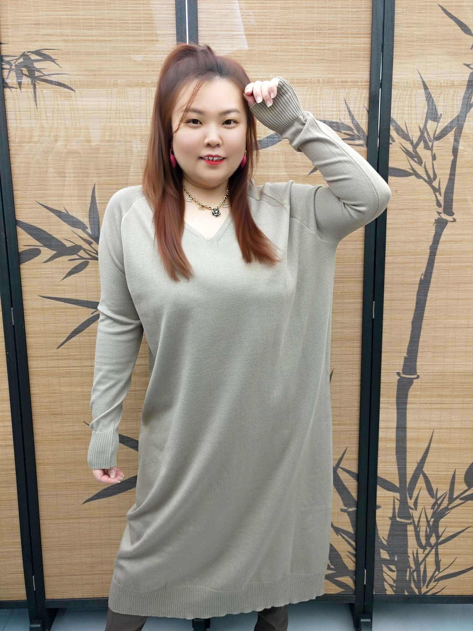 DDF09 5581 V领长袖中长款针织连身裙