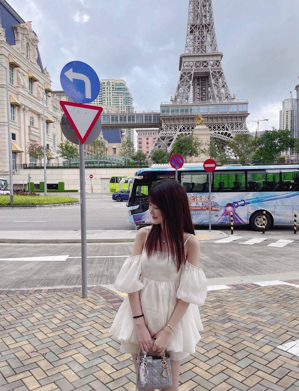 LADY DIOR 迪奥磨砂黑 三格戴妃包 一条千鸟格丝巾在手柄处，让本来四四方方的沉闷感中透露出一丝丝温柔，金属质感中也透露出一丝甜美～🖤