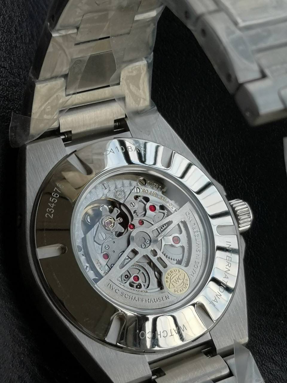 万国工程师系列万年历腕表，复刻界最复杂的腕表，所有功能同步原装，所有功能调节通过把头控制. 1⃣️【功能介绍】3点钟位置显示日历，9点钟位置显示星期，6点钟月份月相指针显示。 2⃣️【做工精细】外壳采用原版同样的三件套结构，中间拉丝，上下壳为抛光，镜面采用高成本的锅盖形蓝宝石，使其质感提升。