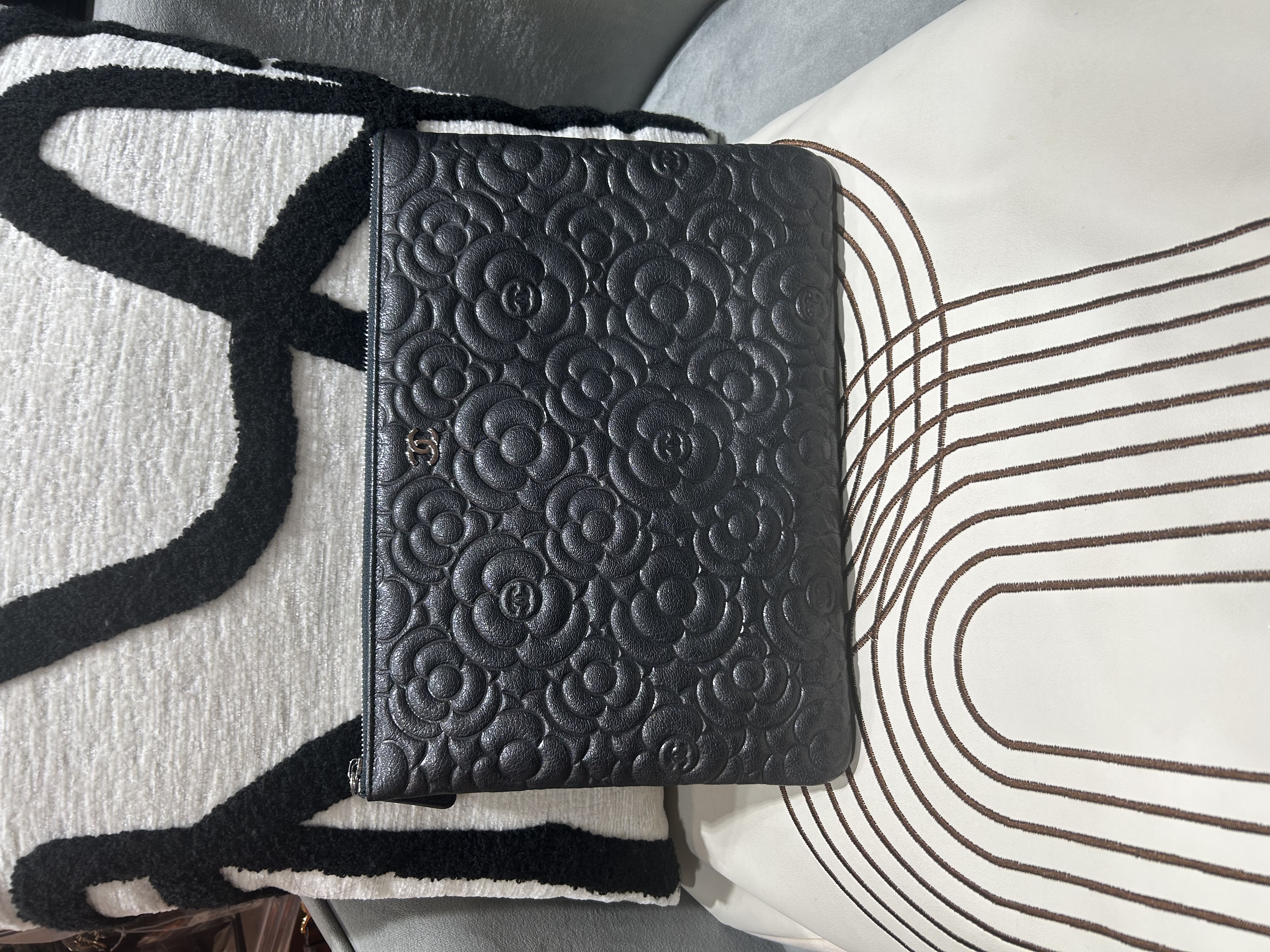 未使用品 Chanel zip pouch 灰色山茶花牛皮Clutch Bag 收納包 100%Authentic, Unused未使用品 ✅28Card