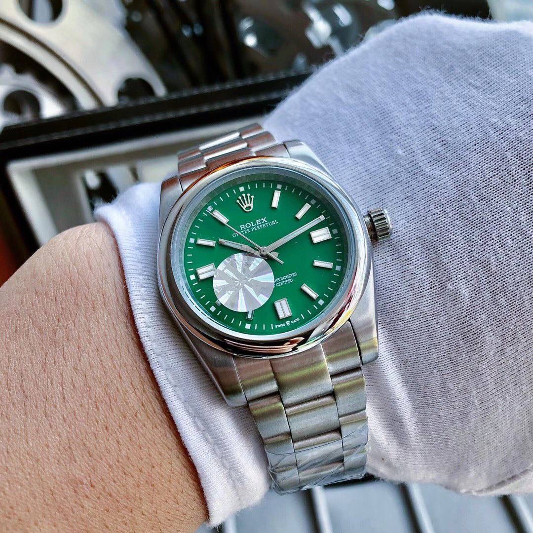 💎新一代蚝式恒动型，劳力士呈献新一代蚝式恒动型腕表,推出全新蚝式恒动型41,以及展现鲜艳色彩表盘的蚝式恒动型36表壳及表耳两侧折射出淡雅光泽,令蚝式表壳的优雅轮廓更突出,倍添魅力。表壳由蚝式钢铸造,直径分别为41毫米及36毫米,搭配圆拱形外圈。