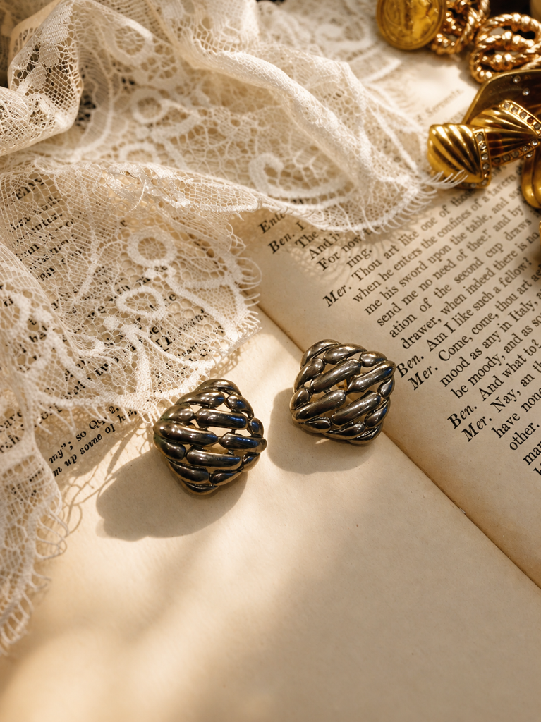 黄金時代的迴響 ∙ 西洋古董浮雕與金屬流光耳環系列 Echoes of the Golden Age ∙ Vintage Gilded Relief & Statement Earring Collection