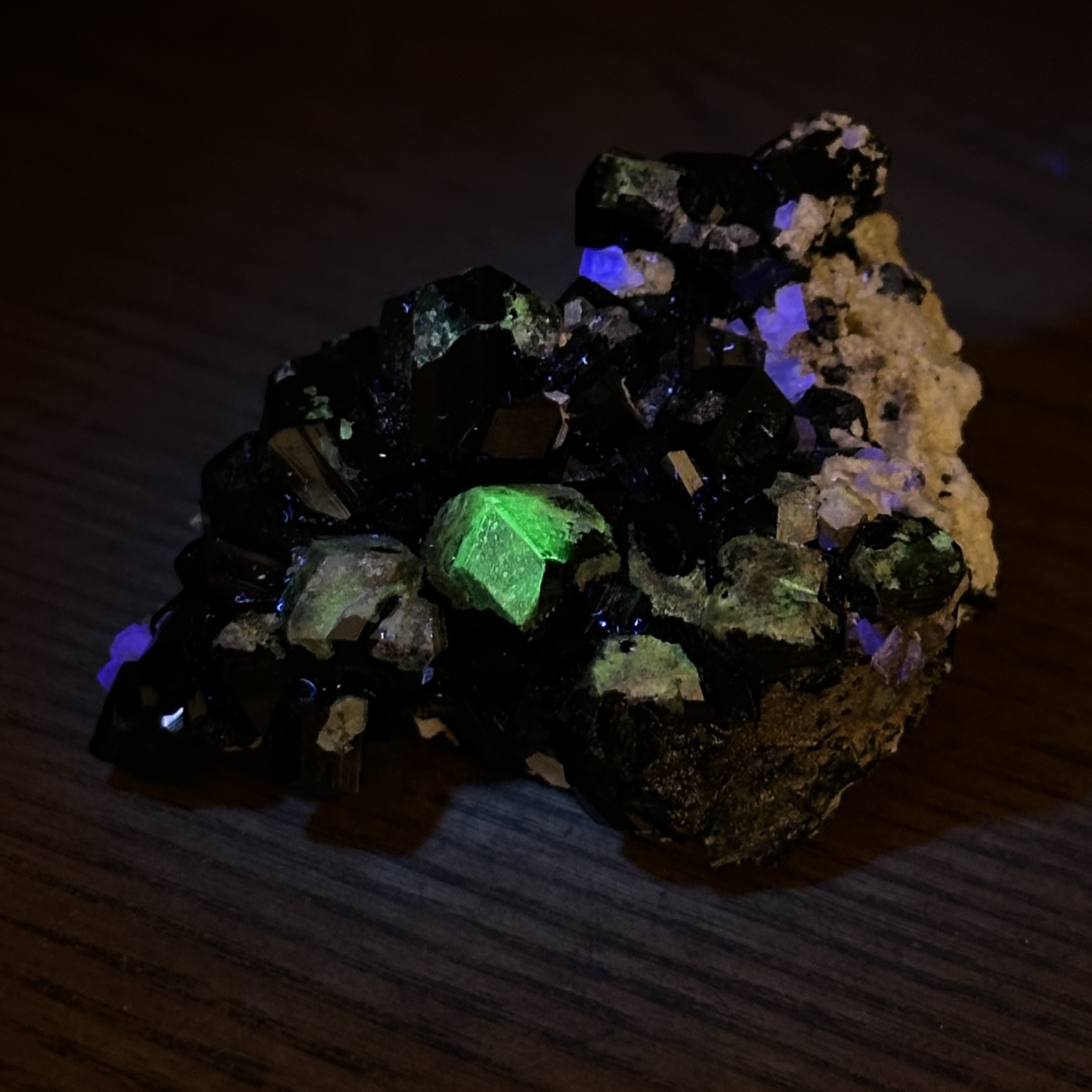 黑碧璽與玉滴石 - Schorl and Hyalite DR112