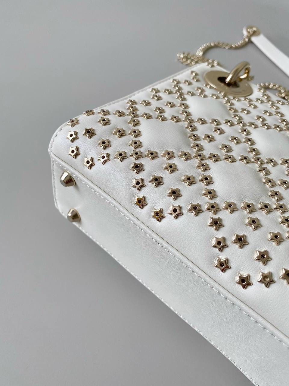 星星钉珠😍𝗗𝗜𝗢𝗥 𝗟𝗮𝗱𝘆三格"七夕限量款" 这季真的是神仙打架都不为过啊 整个包身有546颗小星星钉制藤格图案🌟 还增加了一个星星吊饰呼应，细节太绝了 白色梦幻般像漫天繁星，美得让人心醉 非常重工的一只，每颗星星都有相应位置 必须纯手工制作完成，珍稀产量，先下手为强！ 17×15×7cm
