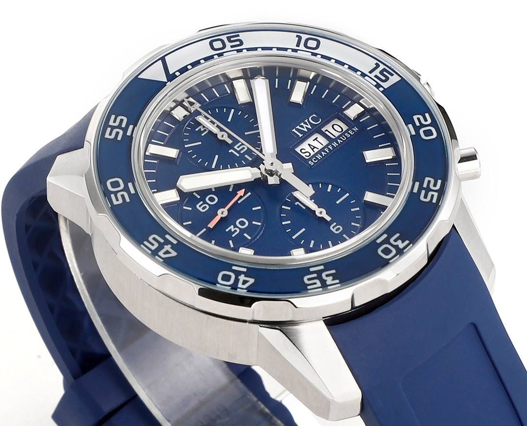 IWC万国海洋计时系列，一款直正潜水与计时融合的腕表。超高的颜值 具备「背景照明」的旋转式潜水外圈。多功能外圈里面是4毫米阔的蓝宝石玻璃圆环，底部有印花及涂上浓缩的Super-LumiNova®夜光涂层。粗犷的时标和刻度，并覆有银光涂层，在昏暗的环境中发出光芒，让时间时时掌握。材质： 316L精钢 直径： 44毫米 机芯：Asia-7750机芯🔥