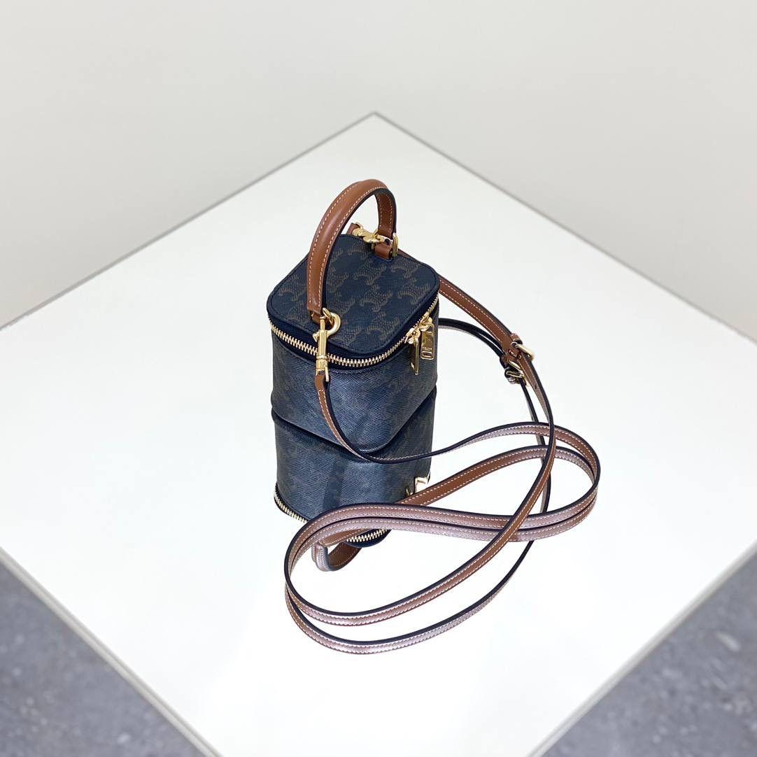 🔥大货实拍图 𝗖𝗘𝗟𝗜𝗡𝗘 ♥ 𝗧𝗥𝗜𝗢𝗠𝗣𝗛𝗘迷你小方盒 型号：10J762 尺寸：9.5*8*9cm CELINE女孩盲冲新款迷你小盒子，可爱到💥，夏天搭短袖，冬天配大衣，都是随手一拎就可以出门，到手就是大写真香～