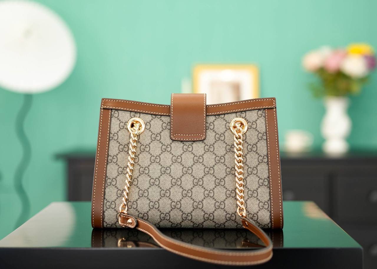 🥯Padlock系列GG小号肩背包 老花棕色 26cm 休闲、随意、有范且非常大牌的款 真的非Padlock这款购物袋不可 通勤风，小号容量也非常OK 包身轻便，非常适合上班族！ 官方款号 498156 尺寸：26x18x10cm