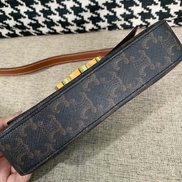 【預訂貨品】Celine Triomphe凱旋門腋下包 