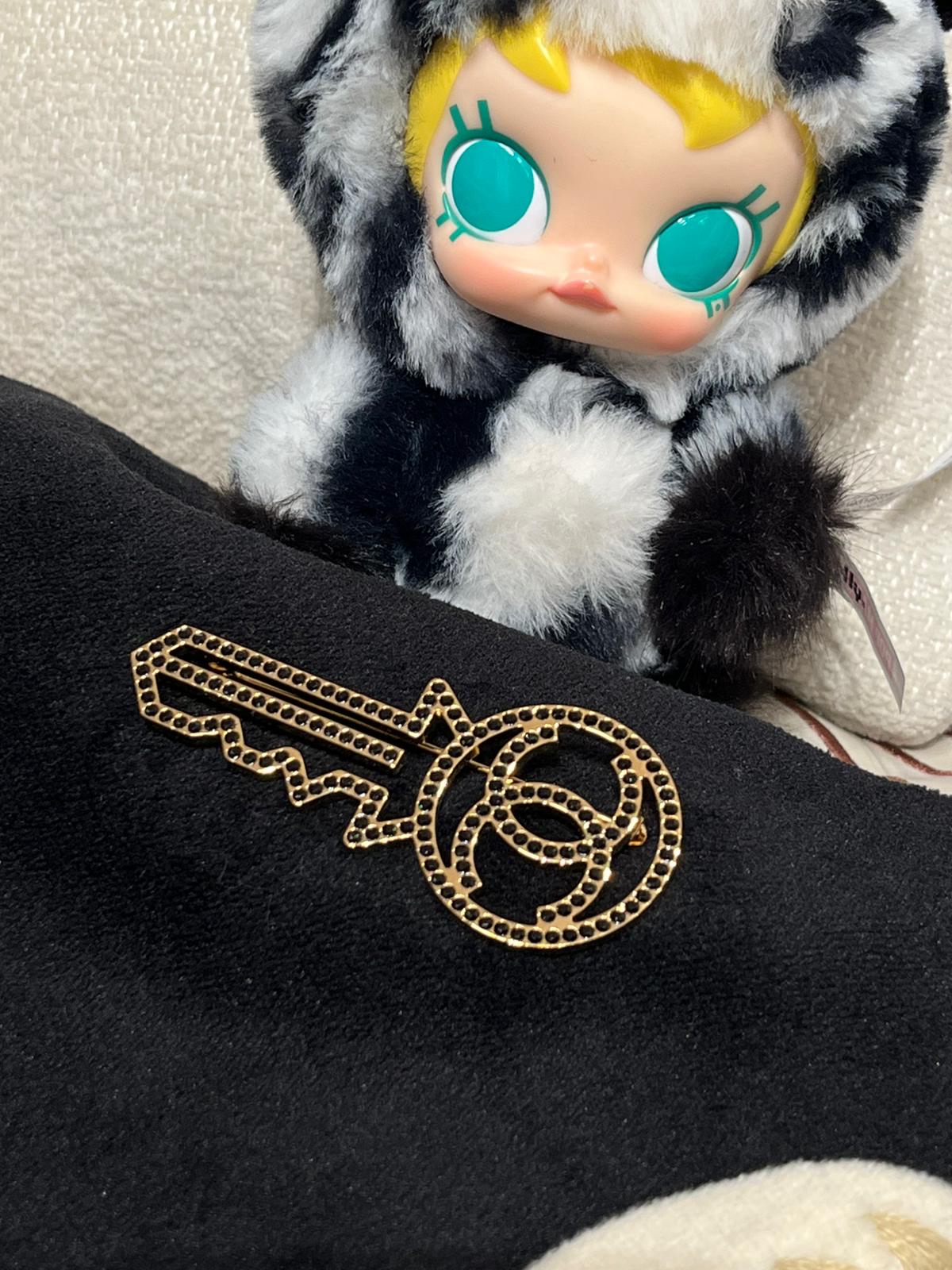 Chanel Key Brooch 100%Authentic, unused ✅dust bag✅box