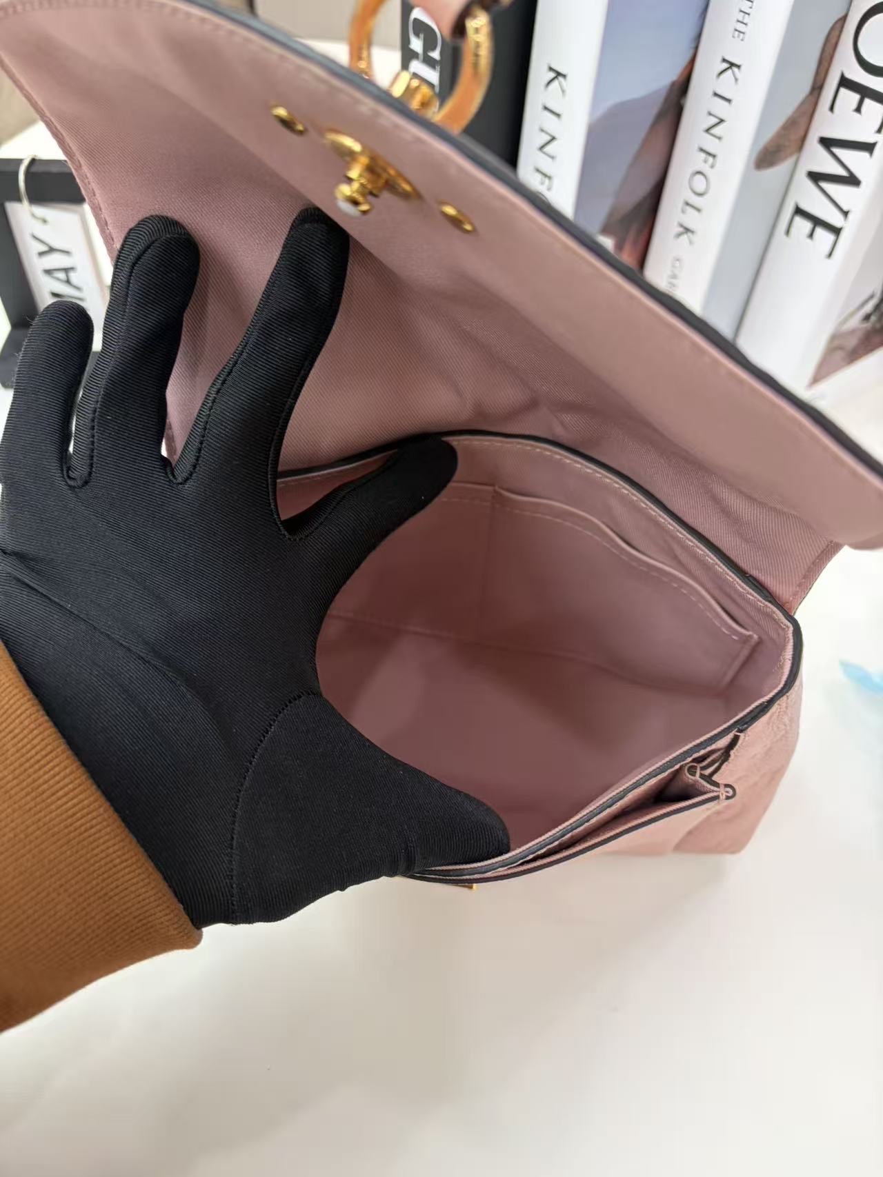 【預訂貨品】LV blanche全皮壓花郵差包