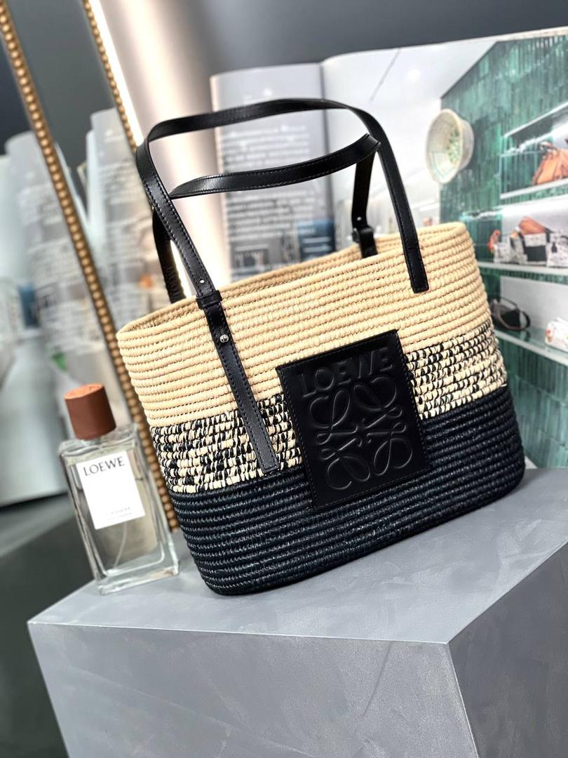 𝗟𝗼𝗲𝘄𝗲 𝗕𝗮𝘀𝗸𝗲𝘁手袋 面料：进口棕榈纤维/牛皮 编码：182006 颜色：渐变黑/白 尺寸：28*20*10cm （下单须知：‼️由于天然纤维材料特别，带毛刺，日照时间长短不同，颜色会略有变化，纯手工制作，每个包的尺寸也会所不同‼️） 这款菜篮子做工比之前愈加细腻，背上不会显得笨拙,反而衬得小巧精致、时尚清新,草编与小牛皮的搭配,更显随性自然。 🏷️小Tips：防尘袋可放内里做内胆收纳包使用哦