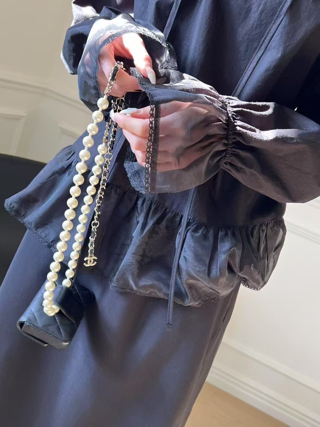 Black Ruffled Blouse with Sheer Bell Sleeves ‖ 荷叶边拼接透纱喇叭袖黑色上衣KR016258013