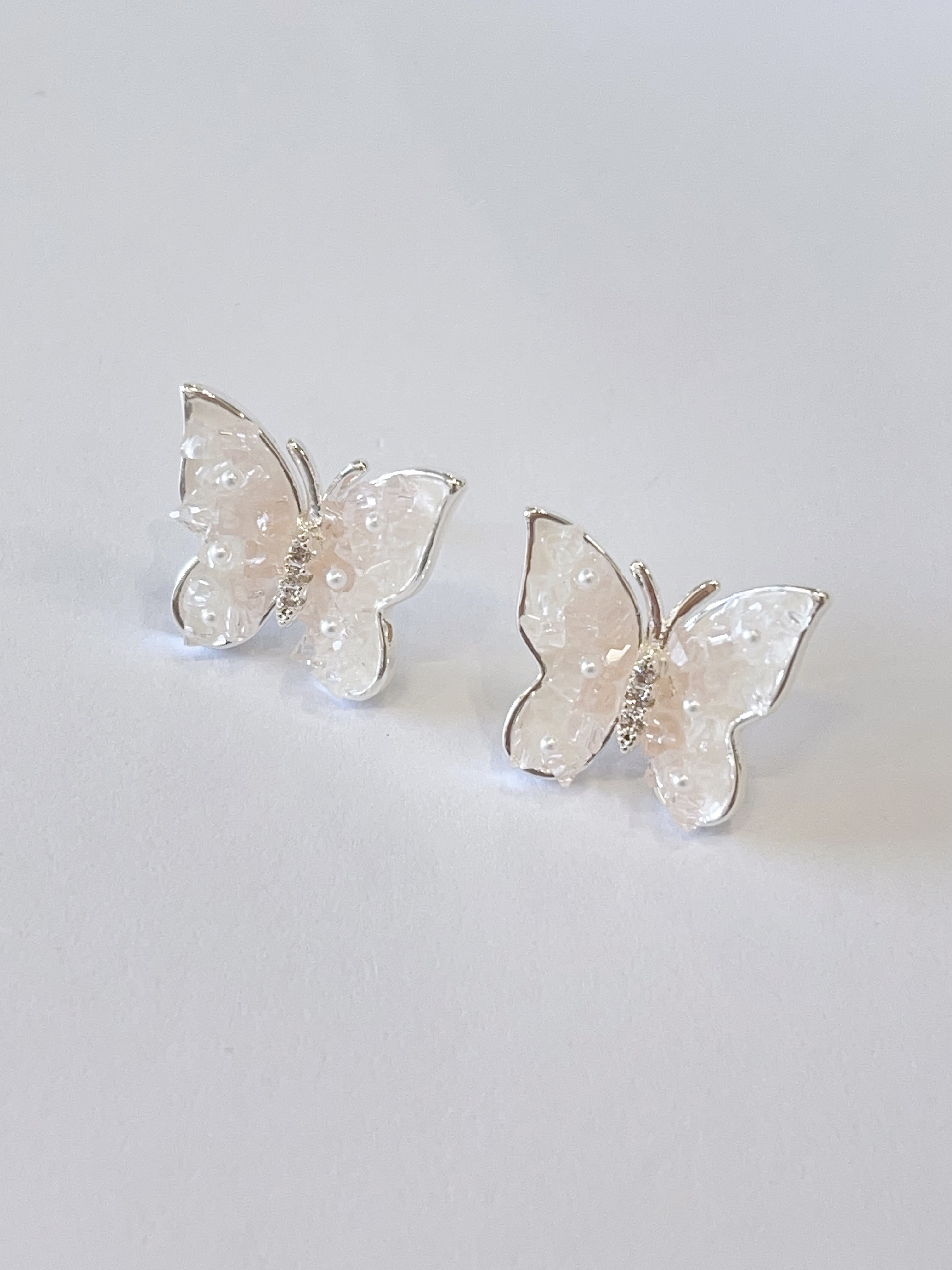 透粉色精致蝴蝶小珍珠耳环