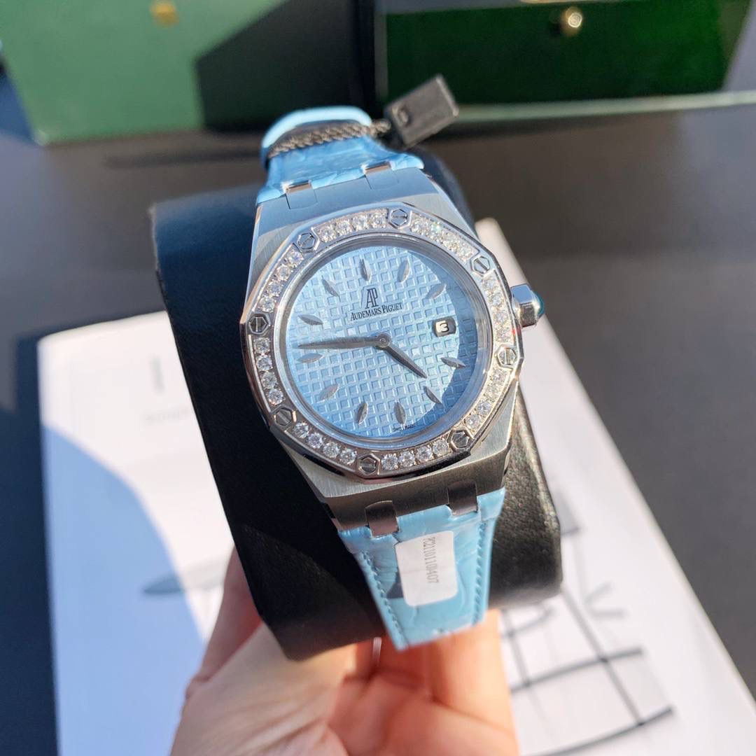 全网女神看过来😍😍这款爱彼女表才是最具有性价比的… 爱彼皇家橡树系列型号67601石英腕表，皇家橡树系列独有的八角形外观还拥有爱彼独特的设计风格也将女士优雅风格融入其中，深受女明星们的爱戴，表带澳洲湾鳄鱼皮，即使只有33毫米的小尺寸，也将爱彼独有的纯净美感与刚毅线条展现的淋漓尽致，而镶满钻石的表圈也为佩戴的女士增添了更多的柔美。（32颗明亮式切割美钻，总重约0.65克拉）巴蒂镶嵌一枚半透明凸面蓝宝石，搭载瑞士进口石英机芯，拥有实用的日历显示功能，女士们佩戴起来不会显得沉重 ，配专柜最新全套包装发货！这种货一般数量不是很多哦