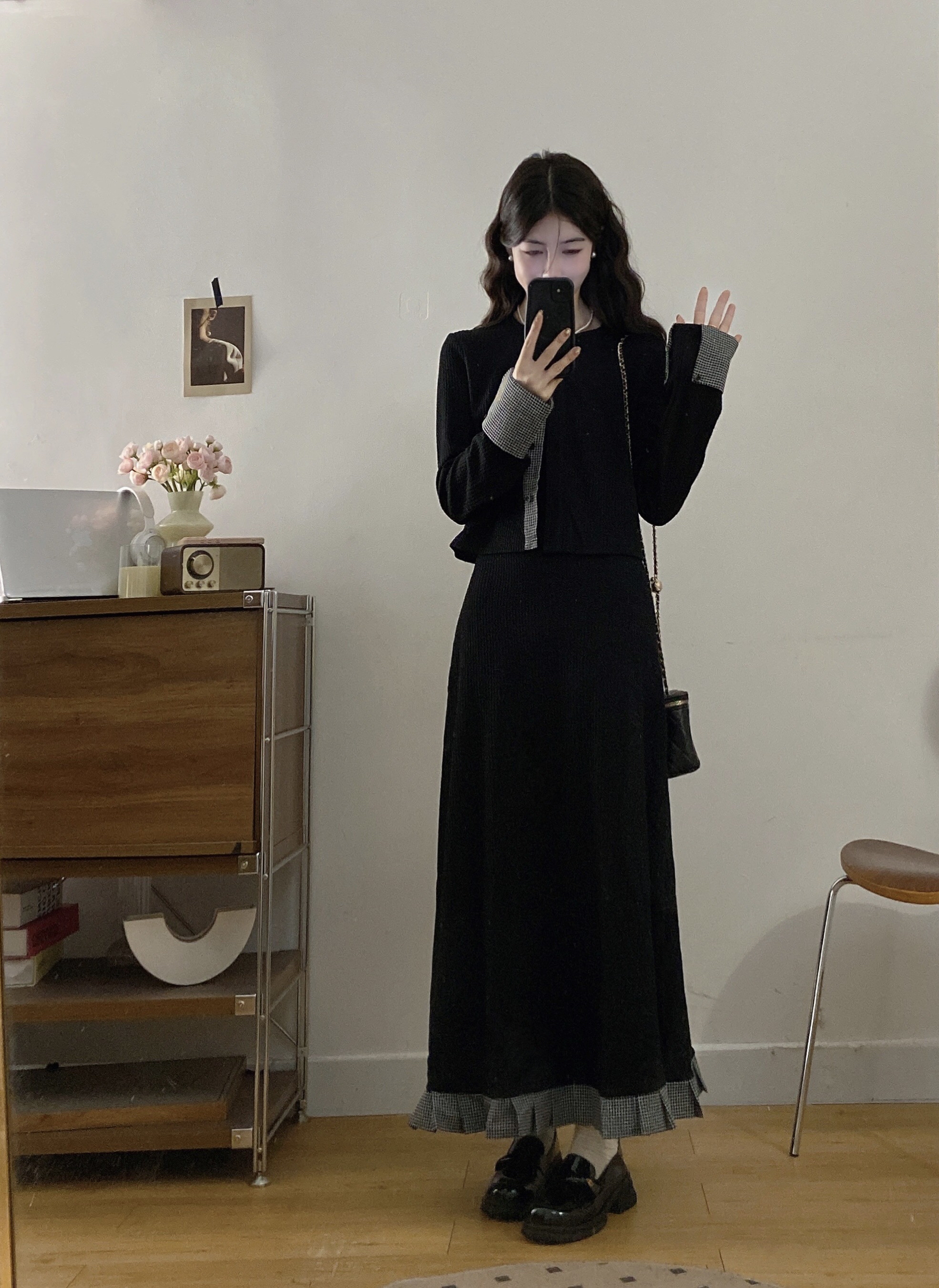 B48(3068长) 长款韩系气质拼边格纹下摆小百褶边吊带裙与开衫黑套装