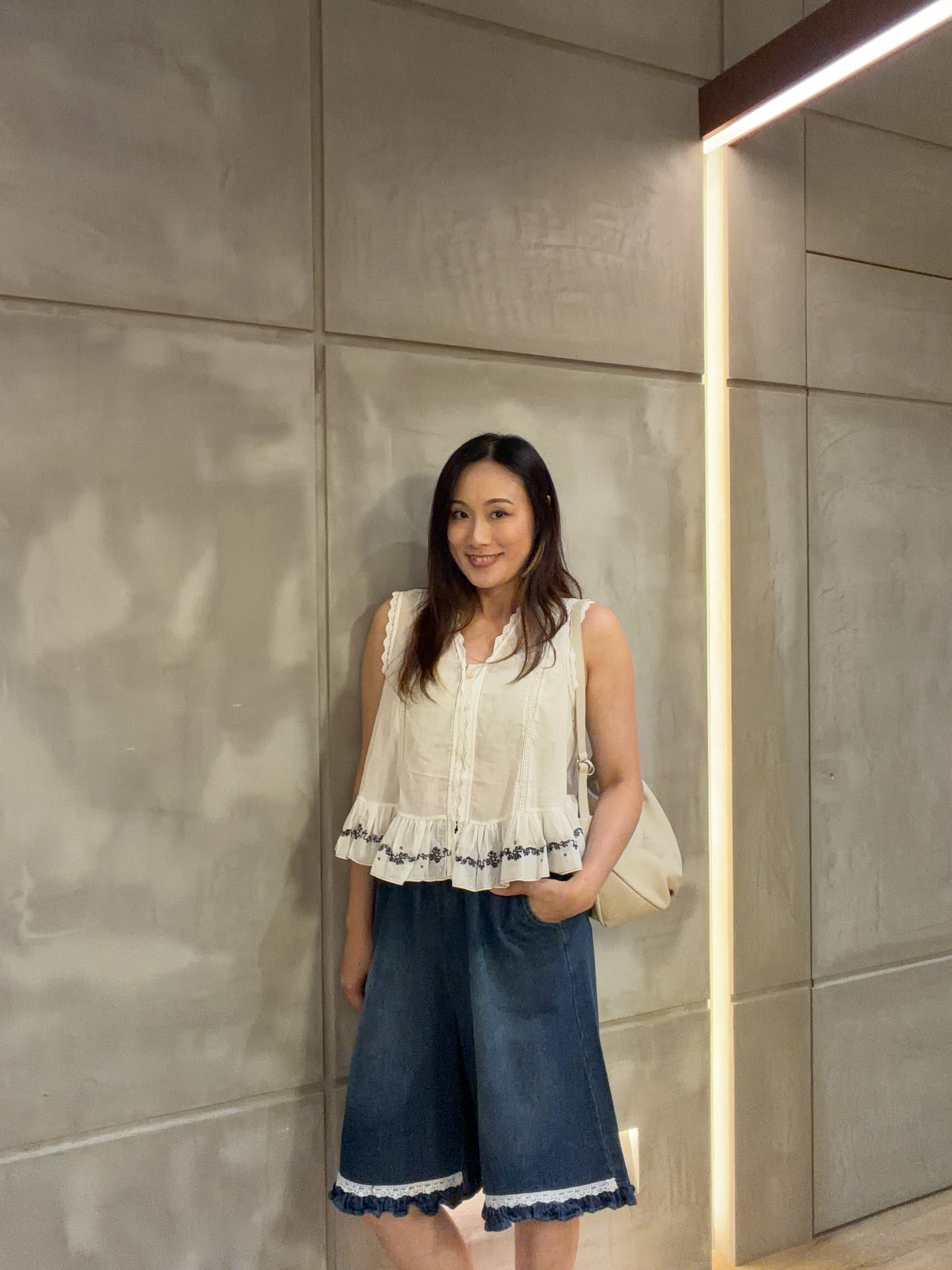 Ruffles 通花邊top