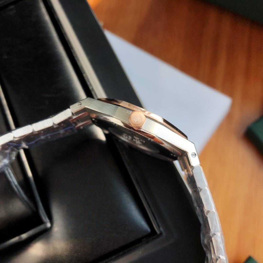 新年好礼！专柜很难买的AP女款到货啦！今天我们介绍的就是爱彼皇家橡树系列中的女士腕表。其官方型号为67650ST.OO.1261ST.01。爱彼皇家橡树系列独有的八角形外观还拥有爱彼独特的设计风格也将女士优雅风格融入其中，深受女士们的爱戴，即使只有33毫米的小尺寸，也将爱彼独有的纯净美感与刚毅线条展现的淋漓尽致。 搭载瑞士石英机芯、拥有实用的日历显示功能，女士们佩戴起来不会显得沉重 配专柜全套包装出售。这种货一般数量不是很多的。数量有限哦😎🚀🔥