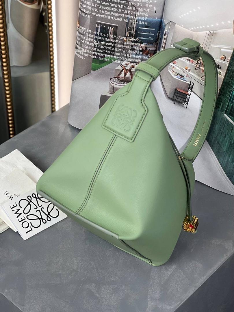 * 小号纳帕牛皮 𝐂𝐮𝐛𝐢 手袋👜 颜色：竹青绿 尺寸：21-17-13cm（中部最宽24cm） 编码：062207 Cubi手袋是一款宽敞的手拎肩包，带有牛皮革底座和柔软的包身。拉链头上的心形骰子五金🎲。肩背或手拿*可调节肩带*拉链封口，牛皮革拉链头*内部插袋*人字纹棉纺布内衬里*Anagram压纹