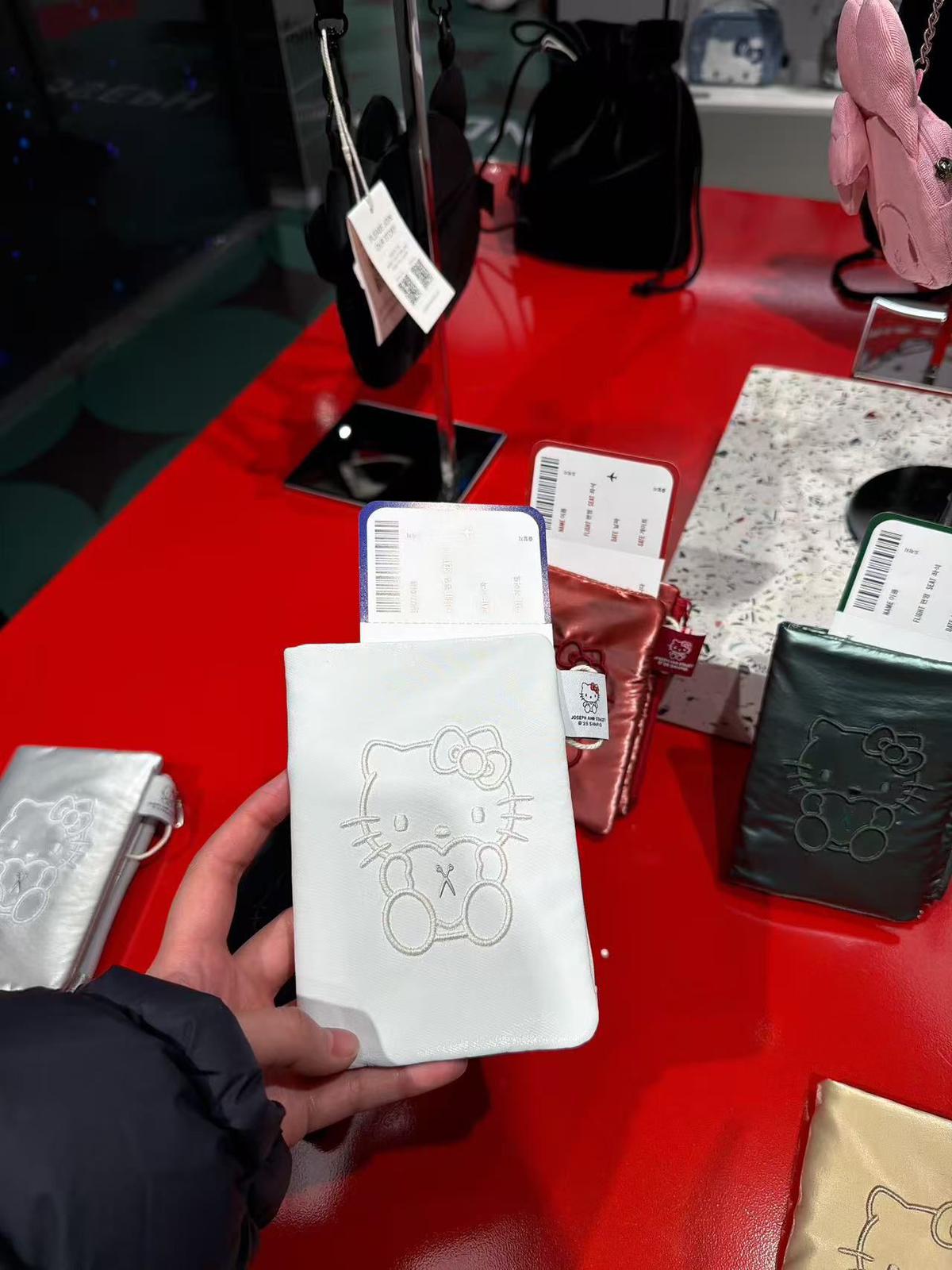 🇰🇷JOSEPH & Hello Kitty 聯名 Passport Case首爾限定 金色 紅色 聖誕後到貨🙏🏻