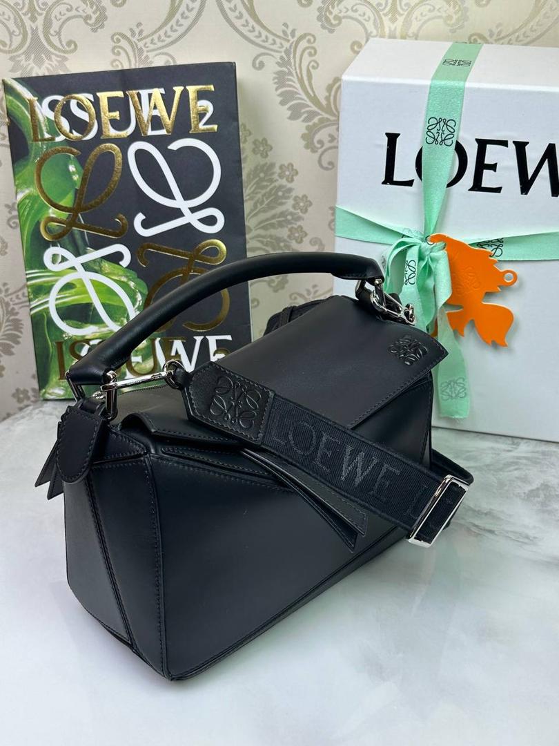 🅰️小号 𝗣𝘂𝘇𝘇𝗹𝗲最新版本❤️ ——（缎面/织带款） ✅经典拼图系列，不规则立体几何设计，最具辨识度的立体廓形和几何美学，顶级进口小牛皮搭配德国沙菲线，独家定制五金，𝗬𝗞𝗞拉链拉头 ✅容量超大，颜值高，四季百搭，新款自带可拆卸𝗟𝗢𝗘𝗪𝗘织带宽肩带‼️ 尺寸：𝟐𝟒-𝟏𝟔.𝟓-𝟏𝟎.𝟓𝐜𝐦 款号：061609织带款黑色