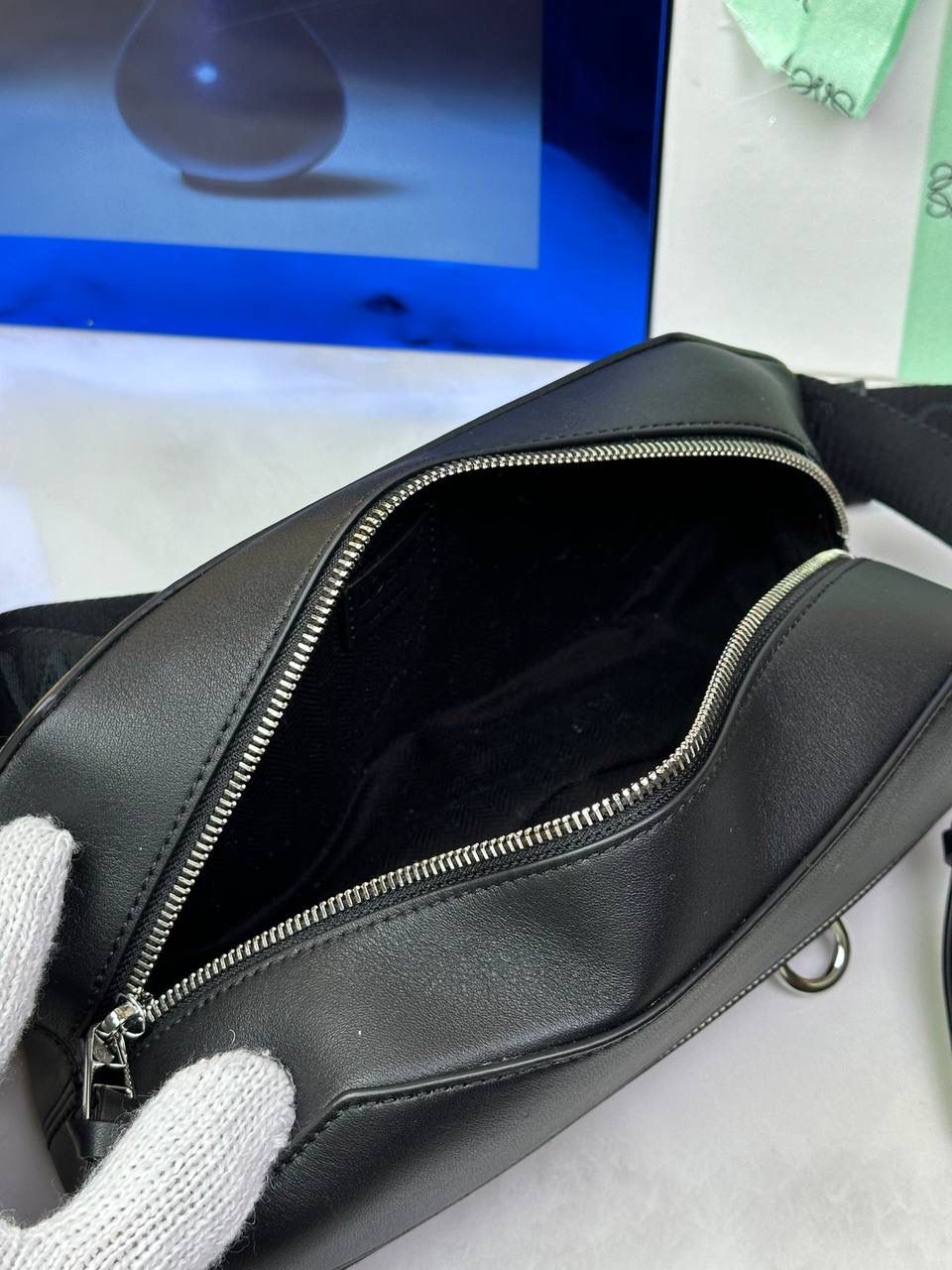 ———变形𝙎𝙡𝙞𝙣𝙜斜挎腰包👜 （新款黑色到货👉🏻） 尺寸：𝟑𝟐.𝟓-𝟗-𝟏𝟐.𝟑𝐜𝐦 编码：060402 👉🏻正面饰品牌标志性𝙇𝙤𝙜𝙤，搭配可调节𝙇𝙊𝙀𝙒𝙀织带，可打开以改变手袋容量并实现多种携带方式⭐️ 👉🏻经典小牛皮，皮质细腻柔软。可斜挎或者作为腰包携带，内里容量大，可容纳日常出行所需⭐️ 👉🏻独家全套礼盒套装➕独家高端品质，好货全在我手，送礼佳品⭐️