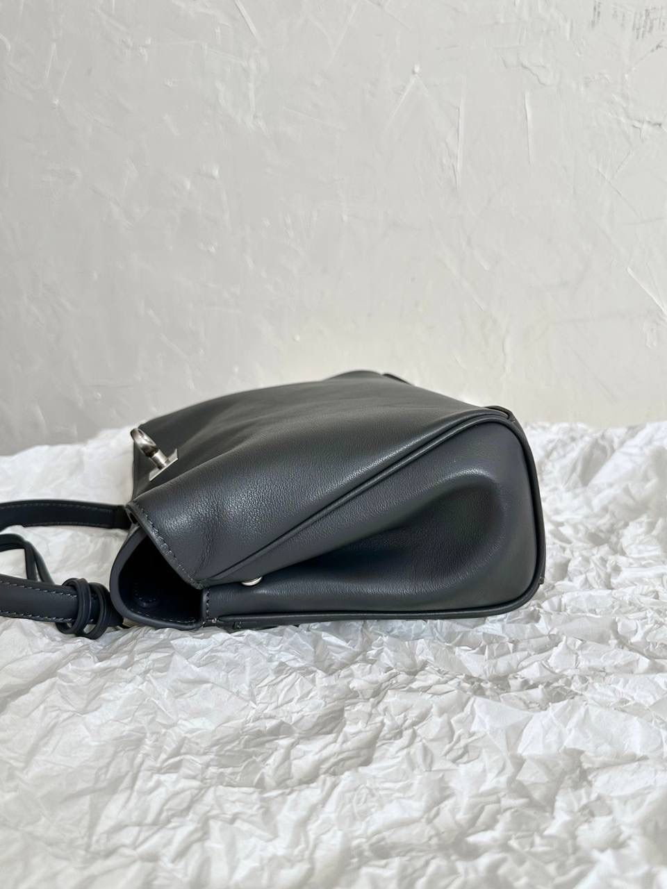 ba1enciaga rodeo灰银mini🪨 哒哒哒，mini也来咯 看完正常size的rodeo再来看mini 真的是除了可爱还是可爱 这种尺寸就不挑身高了 每个人背出来都是萌萌哒哈哈哈 而且男生女生都能背，不挑性别～ 这只包的皮一定不能硬，也不能太软太亮 大号：39.8×29.9×12.9cm789744m 中号：35×23.3×10.9cm789772m 小号：28.9×20×9.9cm789779m mini：23×17×9cm795456m