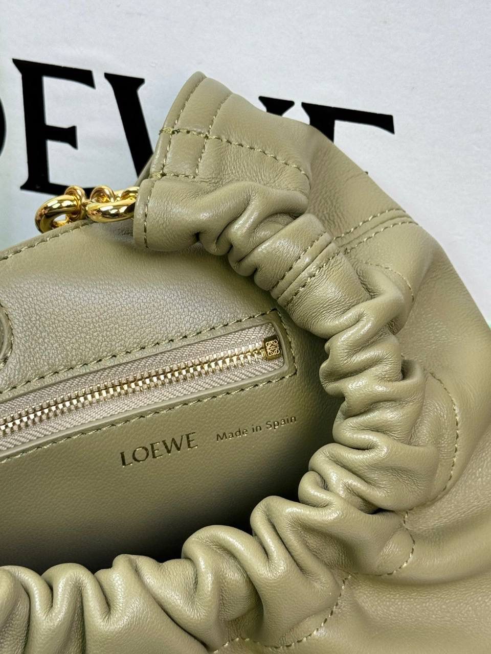 🎈（全钢五金）中号纳帕羊皮𝙎𝙦𝙪𝙚𝙚𝙯𝐞 —【按树绿】到货📍 尺寸中号：34-33-13.5cm 尺寸小号：29-10.5-24cm 型号:652328 【配全套礼盒】 😇罗家全新成员Squeeze手袋💯 满分到货•采用触感柔软的纳帕小羊皮革🐏•里外全皮💯传统工艺➕创新研究•全新独特设计。 😇最新宣言款配件：Anagramc pebbled 不锈钢及铝合金材质•升级打造标志性甜甜圈•相同质感•更轻重量。 😇具备令人惊讶的轻盈褶皱包身 可肩背、斜挎或手提*可调节甜甜圈⛓️链条肩带•搭配Anagram携刻鹅卵石•附加额外链条•可进一步延长肩带*磁扣开合*内部拉链口袋