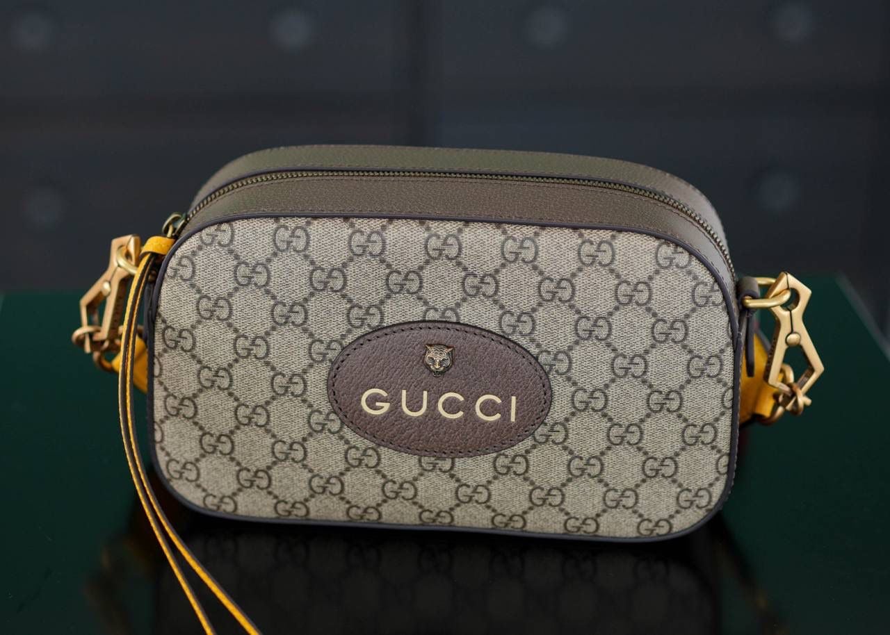 🥯Neo Vintage Supreme 虎头 相机包24cm （原厂皮 全铜五金） 正品售价¥10.000 虎头相机包，宽肩带随性帅气， 内里搭配小碎花里布 这款是真的很抗造， 红绿织带的搭配，让整个包身的复古感更强烈 容量超级大 百搭四季通用！非常日常好背的一款包 官方款号 476466 尺寸：24x14.5x7cm