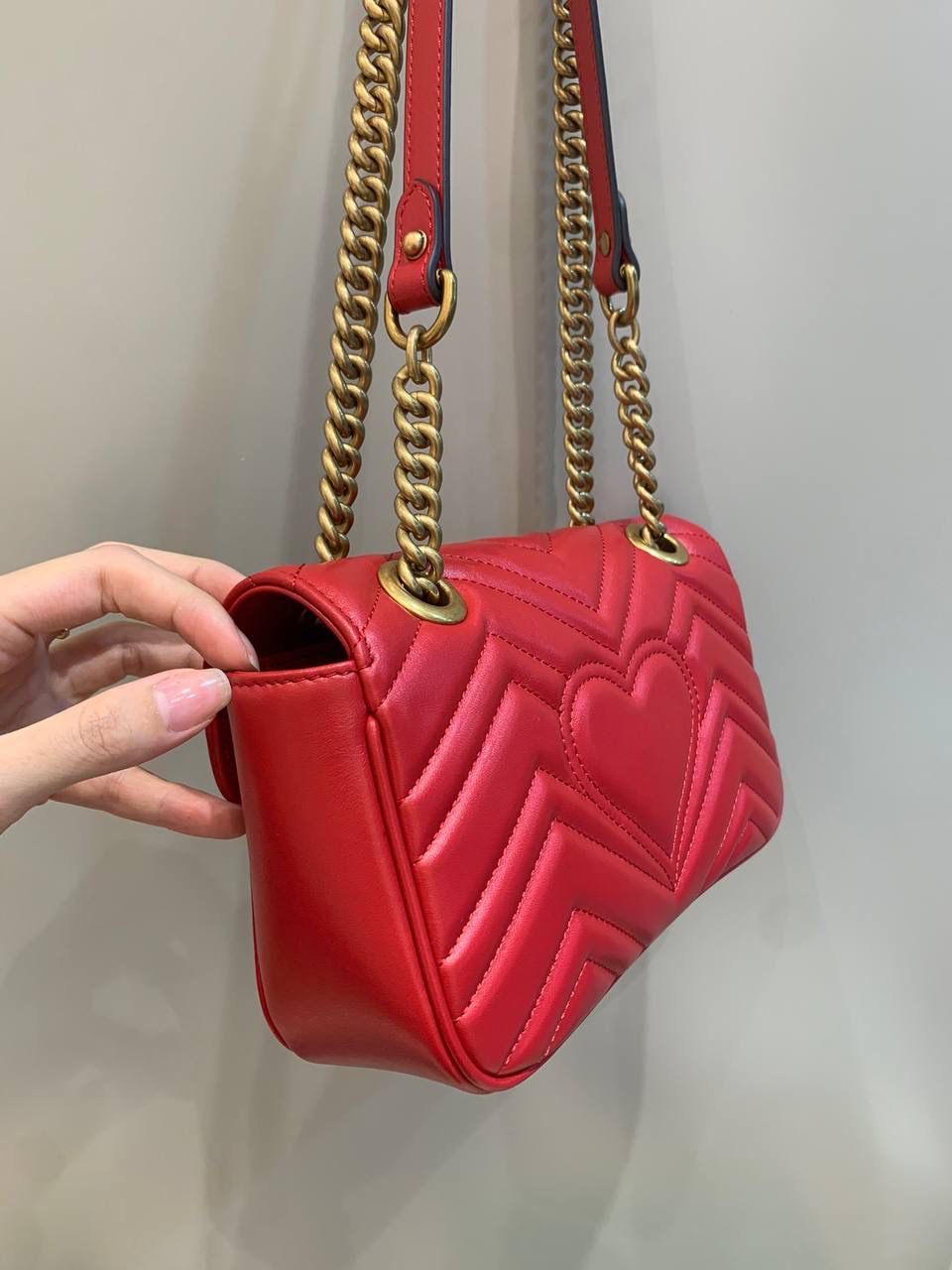 新背景实拍正品级 。经典款金扣红色22cm‼️ 最经典的款式来了，真的卖一百年都不会烂的款式，金色五金，最经典的搭配，红色很好看，也是非常喜庆的颜色，很正点的红，不会俗气‼️ 型号446744；尺寸22/13/6cm