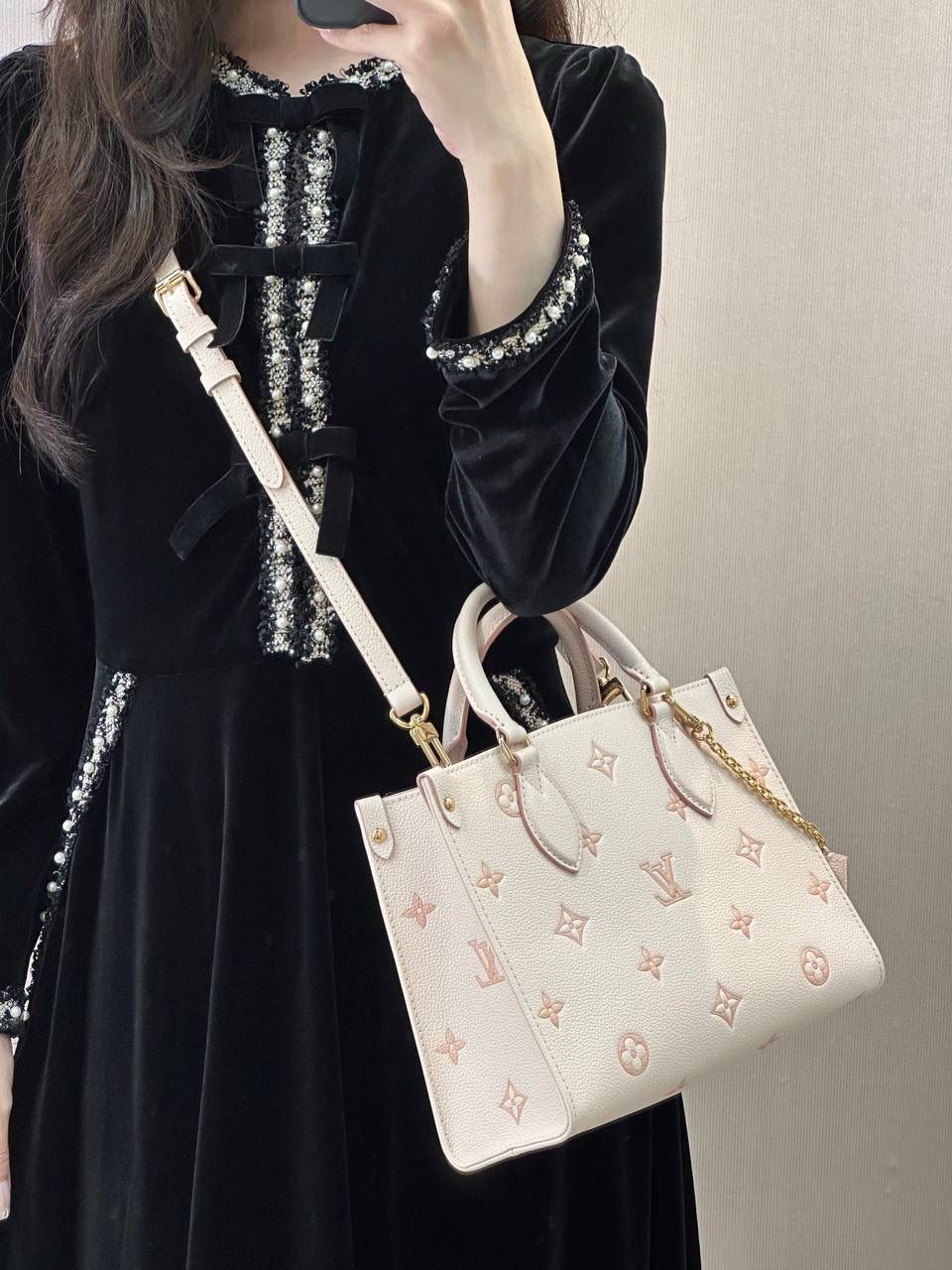 LV Onthego 新款新配色 👜✨ “奶油坚果包”来啦 💕 当经典 Monogram 遇上马卡龙色系，这款真的会让女生直接心动尖叫 😍柔柔的雾乳色，配淡金色五金，看起来就像阳光下的杏仁蛋糕，甜而不腻 🍰包身是压纹粒面牛皮，摸起来软硬刚好，有油润光泽感～细节看得到天然毛孔， 原厂皮质感真的很加分 ✨ 容量也很可以， 虽然不是大号，但日常出门完全够用 👍 📏 尺寸：25 × 11.5 × 19 cm