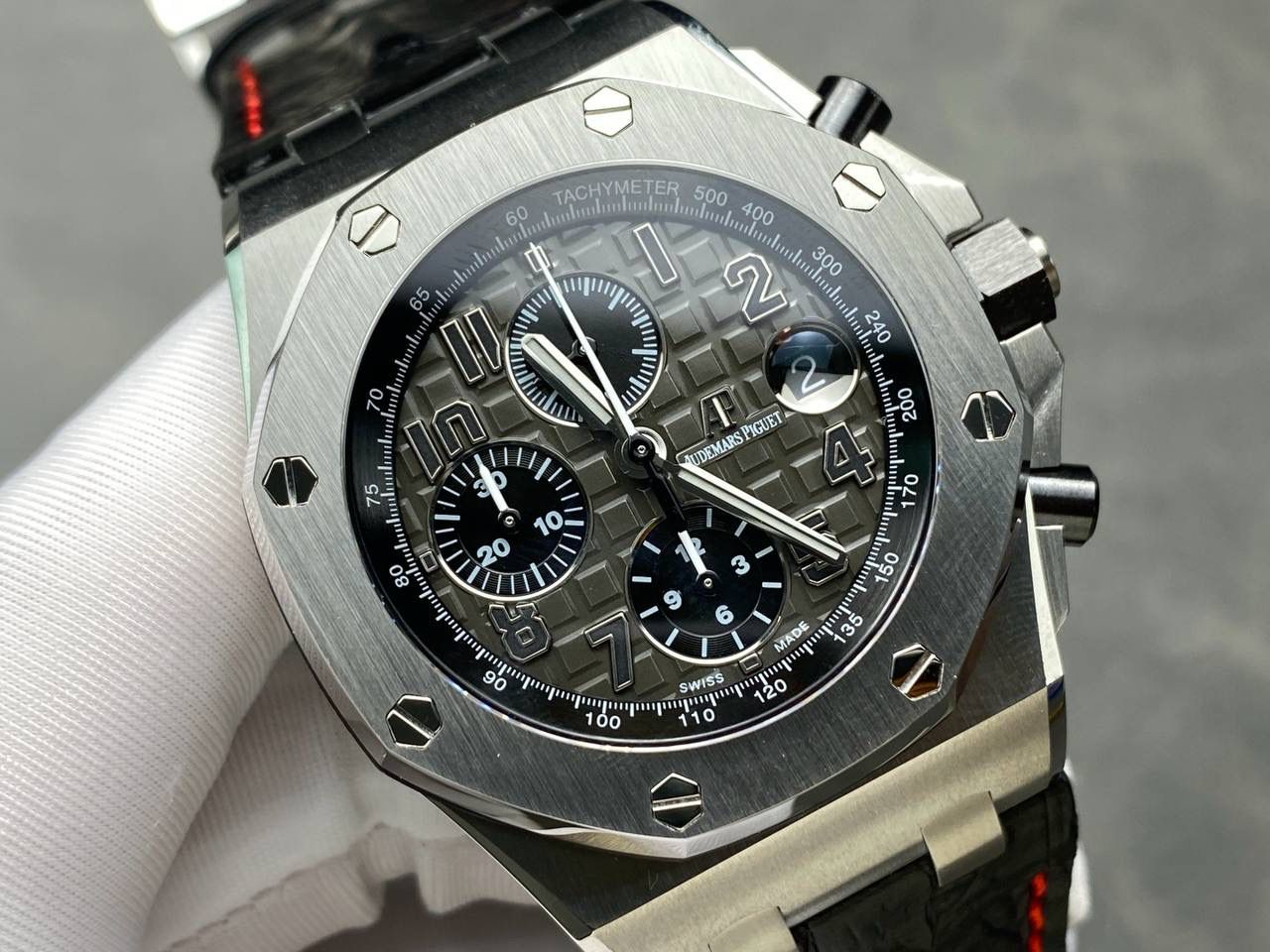 🚀爱彼 皇家橡树离岸型26400/26238/26470系列正式登场！款式最全，做工最好的爱彼计时款腕表来了，有做工好的顶级货，廉价的小厂货就别去考虑了！💯 1，机芯采用12位小秒的定制版3126计时机芯，完美还原原版所有功能。经过精密打磨，大大加强了其稳定性。 2，其中碳纤维系列表壳采用全新碳纤维复合材料——「Carbon TPT® B.4」打造，这种高科技材料比常规 Carbon TPT® 密度提高4%，纤维硬度提升15%，树脂强度提升30%，材料结构经过各项异性优化，保持轻盈同时无比坚韧，提供迄今最强的抗冲击性能。 3，字面颜色均采用目前最先进电镀技术，非几年前的简单喷漆技术。每一个巧克力格纹装饰，通过CNC级别打磨，无限接近原版。 4，同步原版搭载微微活动头粒，胶带采用进口氟橡胶材质，皮带采用美洲鳄鱼皮材质，更加耐磨耐造。