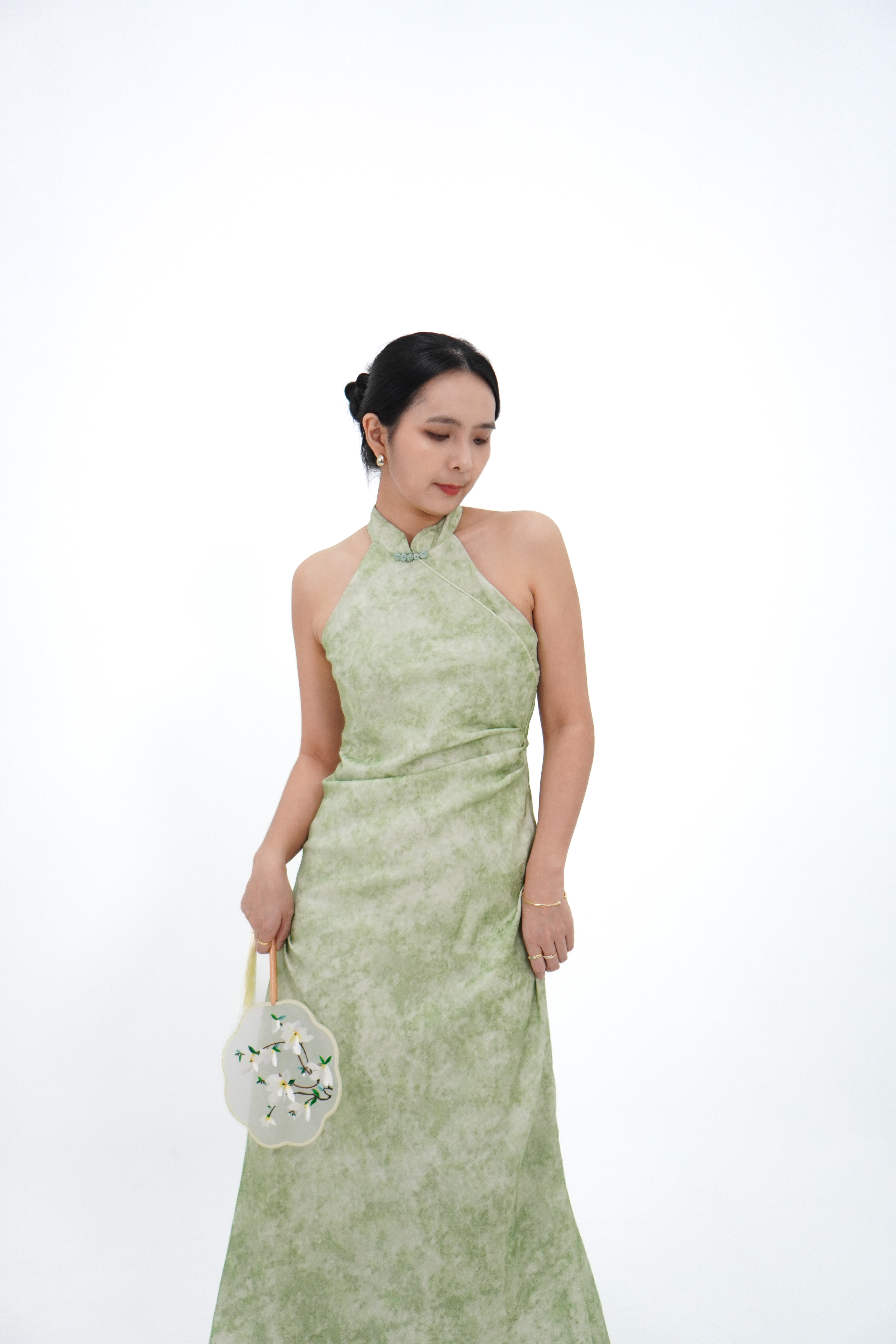 绿色新中式挂脖收腰长裙