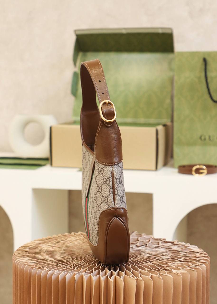 𝐉𝐚𝐜𝐤𝐢𝐞 𝟭𝟵𝟲𝟭 系列#636706# 原厂皮 ☑️尺寸：28*19*4.5𝐜𝐦 经典𝙅𝙖𝙘𝙠𝙞𝙚在𝟲𝟬年代与𝟳𝟬年代被称为“流行趋势” 在现代中以经典的姿态重新回归， 依然是那股复古经典的姿态。 将60年代的气息与现代的元素碰撞出不同的时尚感！ 不仅让人感受到浓郁的复古美感， 还多了时尚潮流的气息，结合起来真的是非常🉑️ 两条肩带设计，让人拥有不同的风格魅力无限。🔥🔥