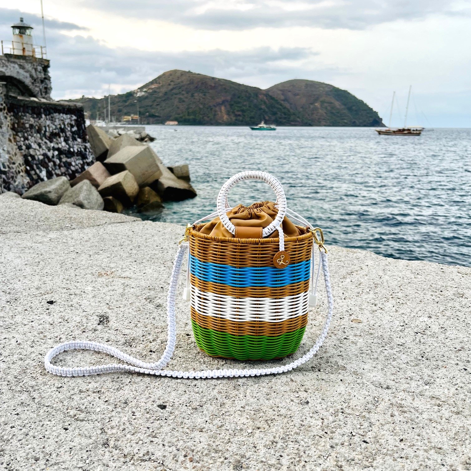 PLASTIC ART - Striped Woven Bucket Tote