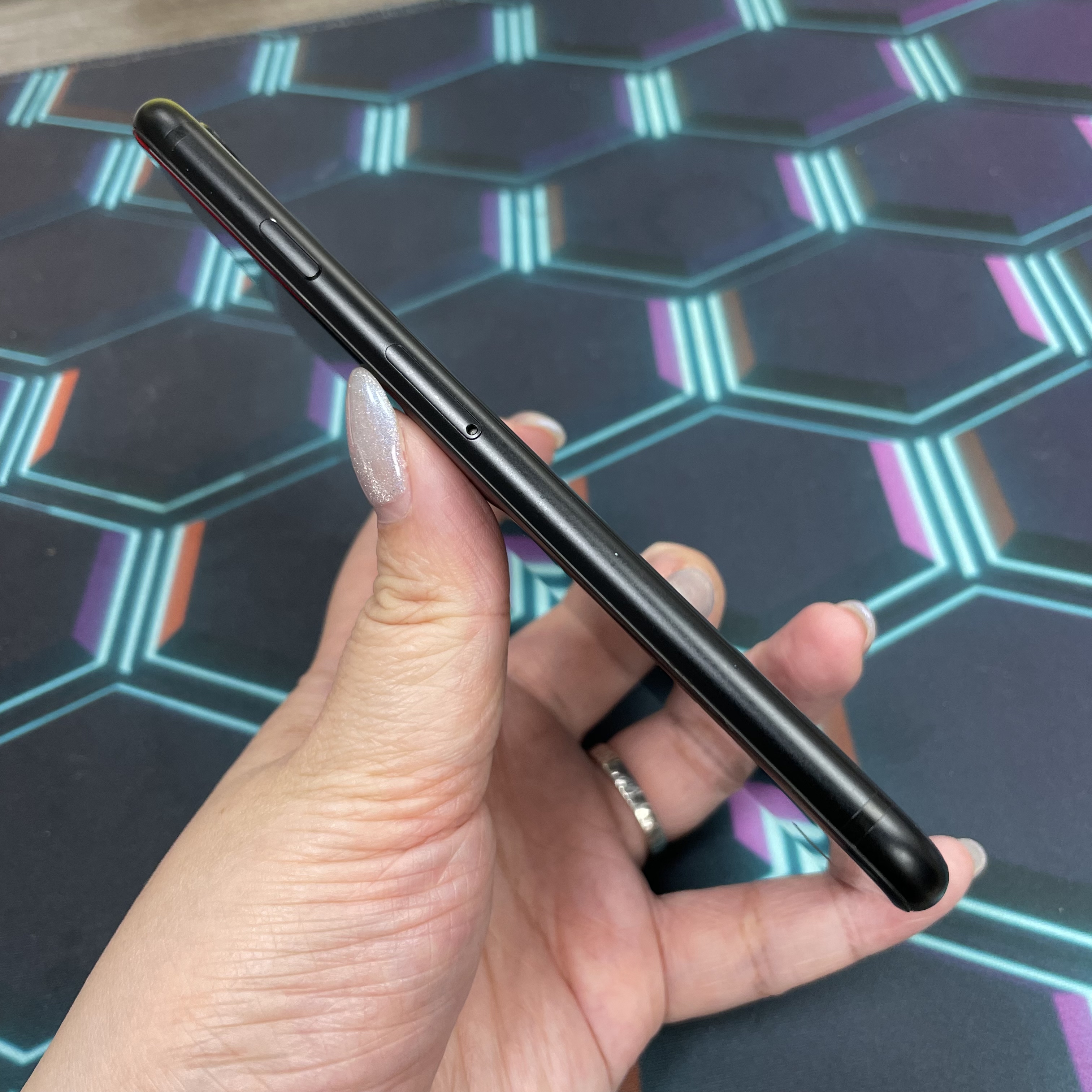 *7025 SE 2 勁靚機 128GB 電74 黑色 black