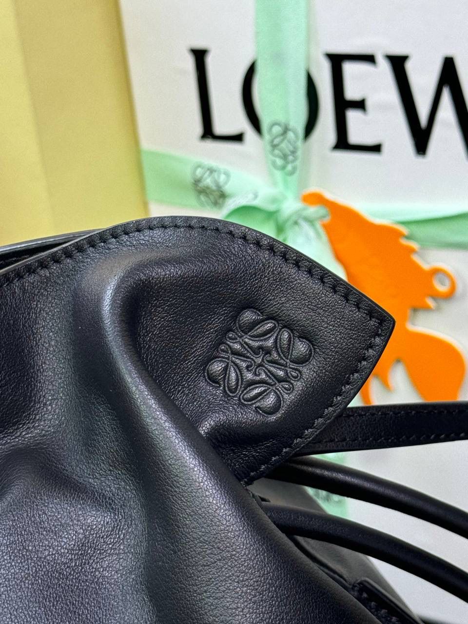 Flamenco clutch✦中号✦ 尺寸：𝟑𝟎-𝟐𝟒.𝟓-𝟏𝟎.𝟓𝐜𝐦 型号：052028黑色 ❤️flamenco clutch bag可手拿亦可优雅斜挎 云朵般温暖亦轻盈的造型如此简单，💯耐看💯不会out的款式！ ❤️包袋采用进口小牛皮，手感如羊皮般细腻柔软，却比羊皮更加结实耐用，麂皮内衬 ❤️品牌标志性绳结设计，收紧袋口就是小福袋造型，超Q，看着不大实际超会装😇