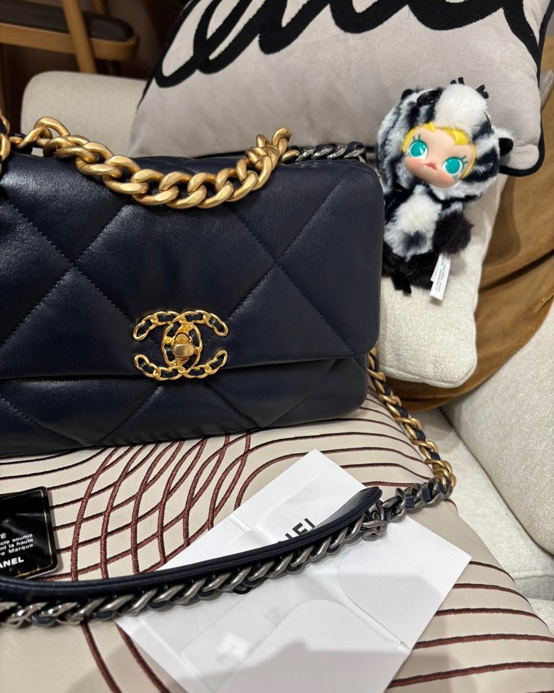 Chanel 19 small navy 26cm AS1160 100%Authentic,98%new  ✅專門店收據✅card✅dust bag✅box